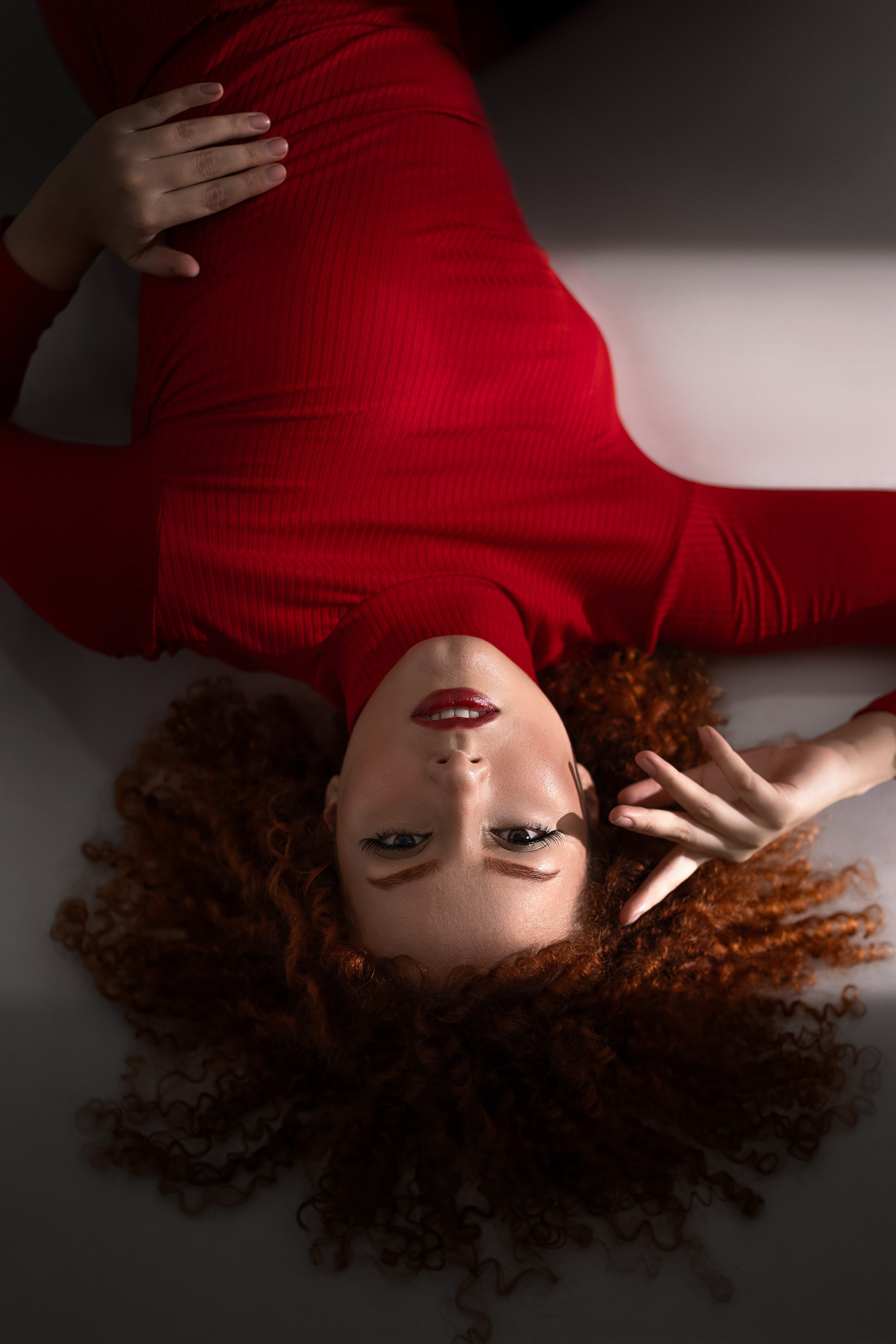 Fotografia pessoal em estúdio em São Paulo para quem deseja se enxergar de uma nova forma. Retratos femininos que valorizam autoestima, personalidade e autenticidade.
