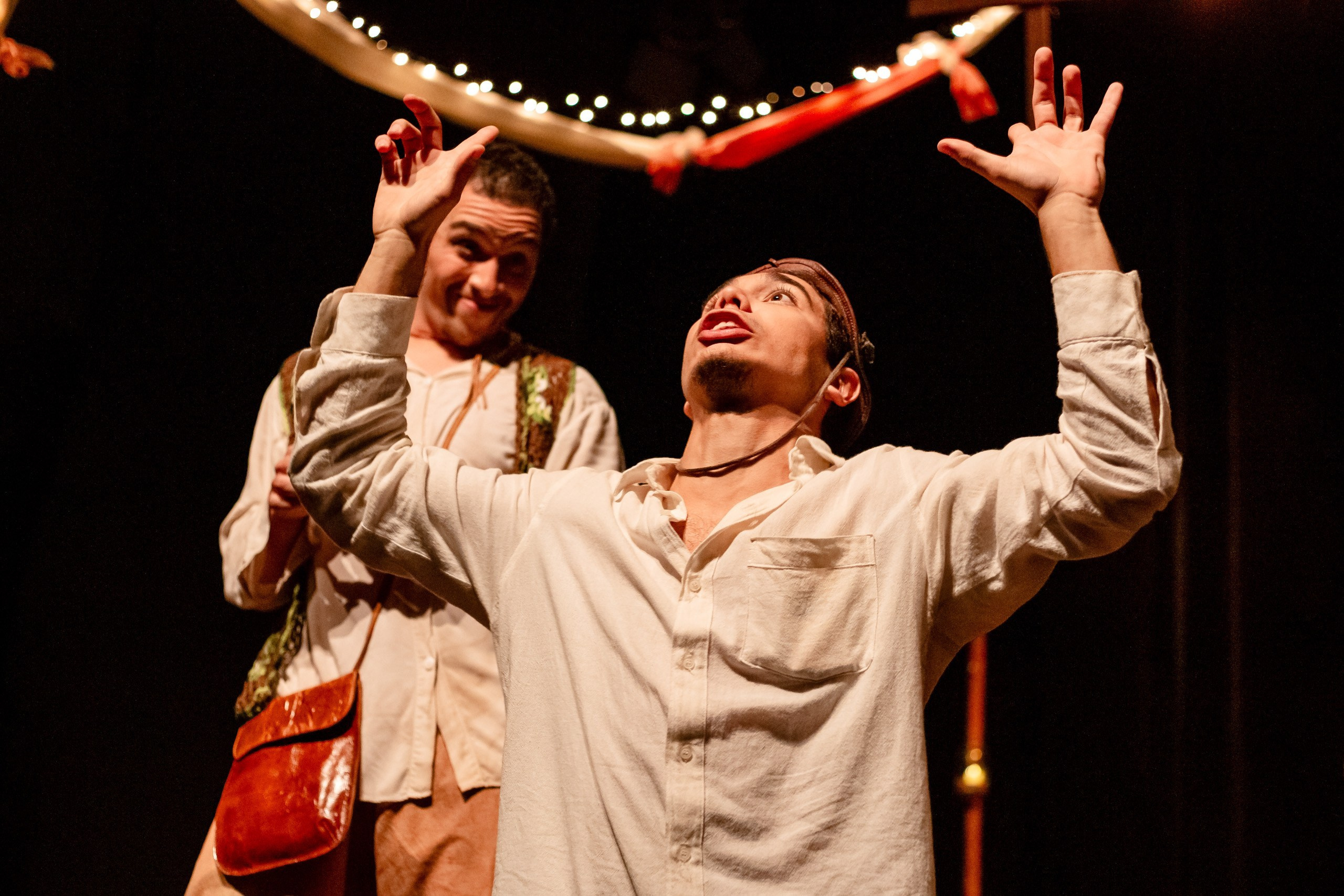 Apresentação teatral com ator agradecendo a nossa senhora.