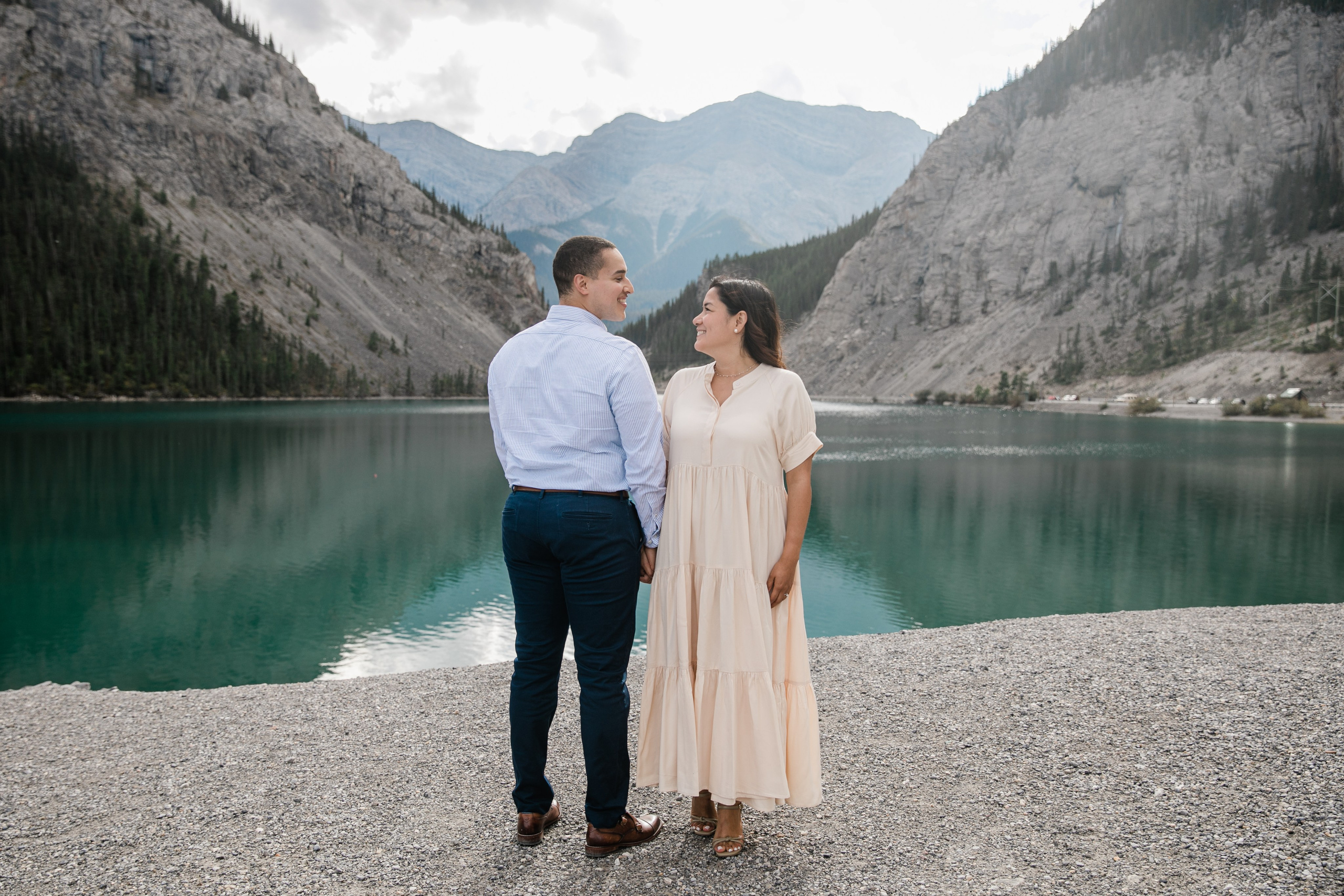 Pierina & Thomas — Canmore Engagement. Fotografía accesible en Calgary