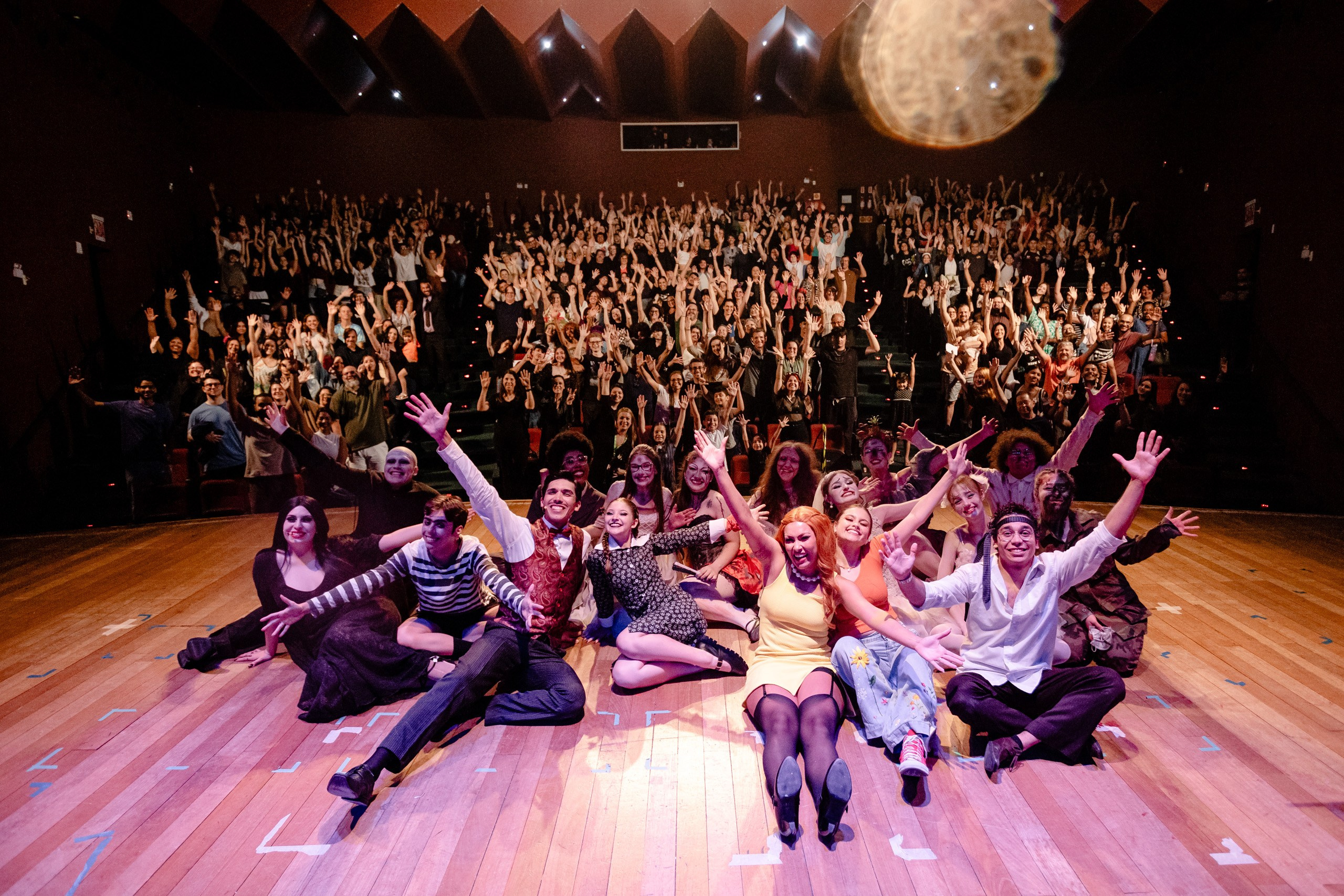 Fotografia de espetáculo A Família Addams do grupo de Teatro Univali