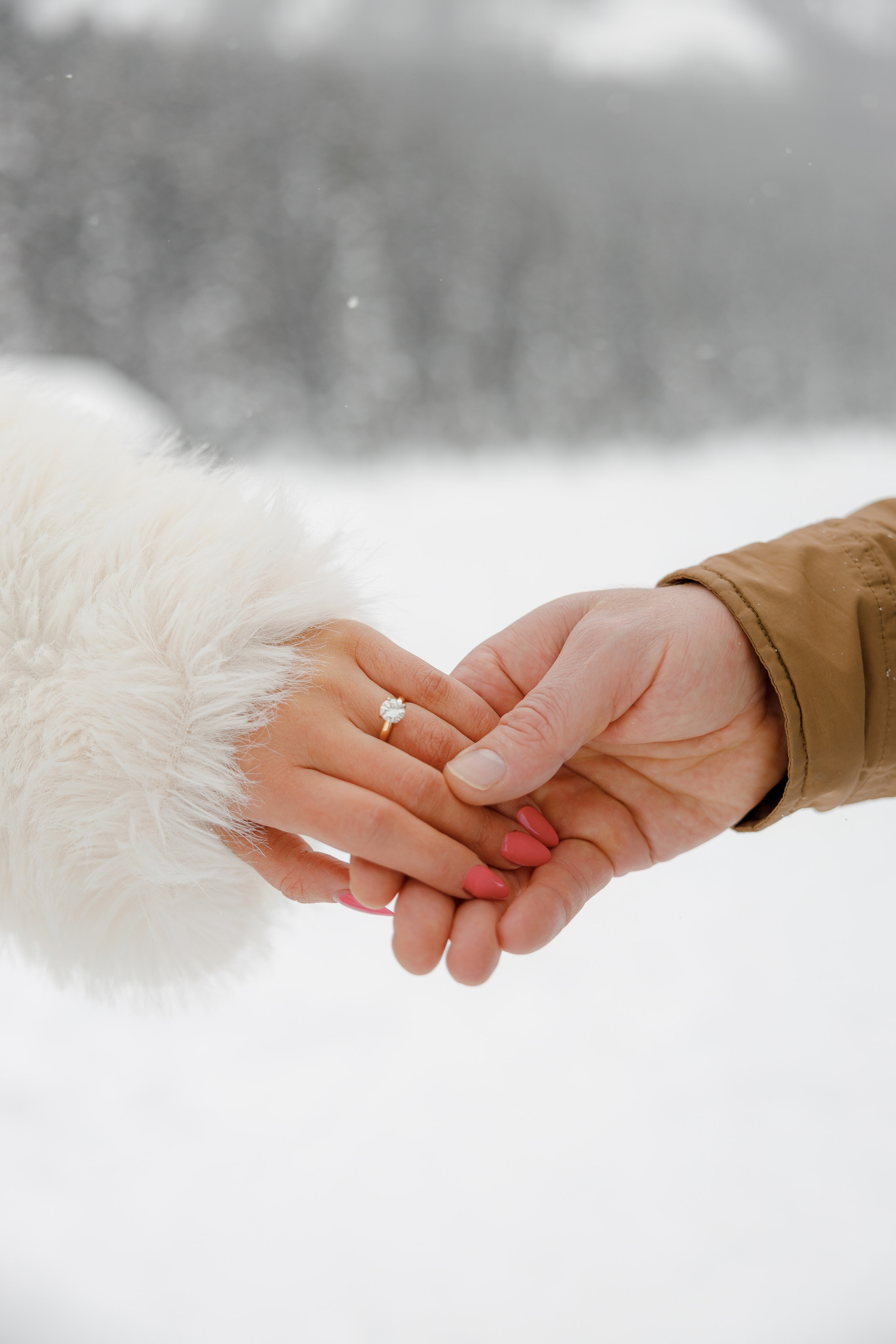 Lake Louise engagement session. Photographer Elvira Hryshchenko