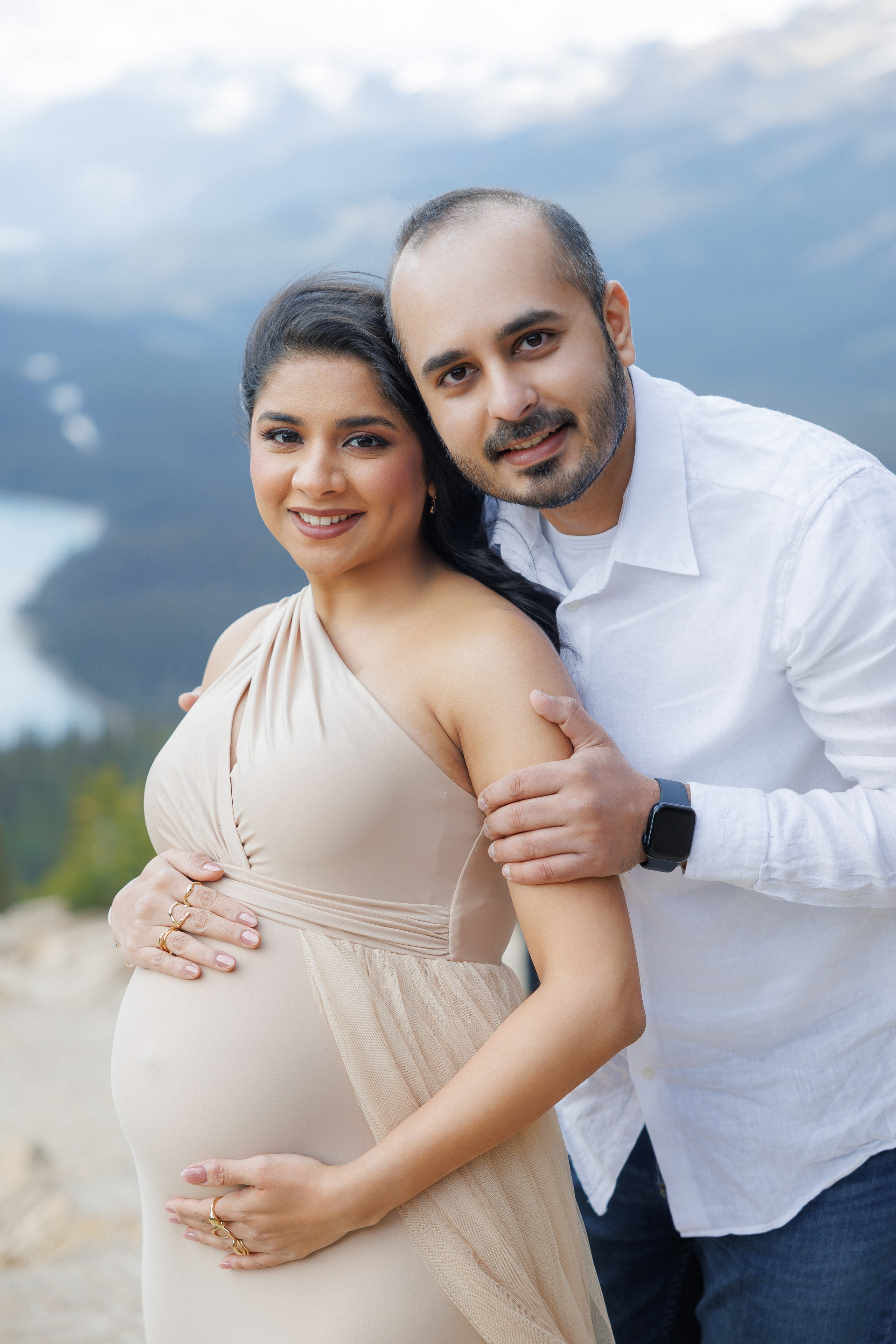 Mountain maternity shoot. Photographer Elvira Hryshchenko