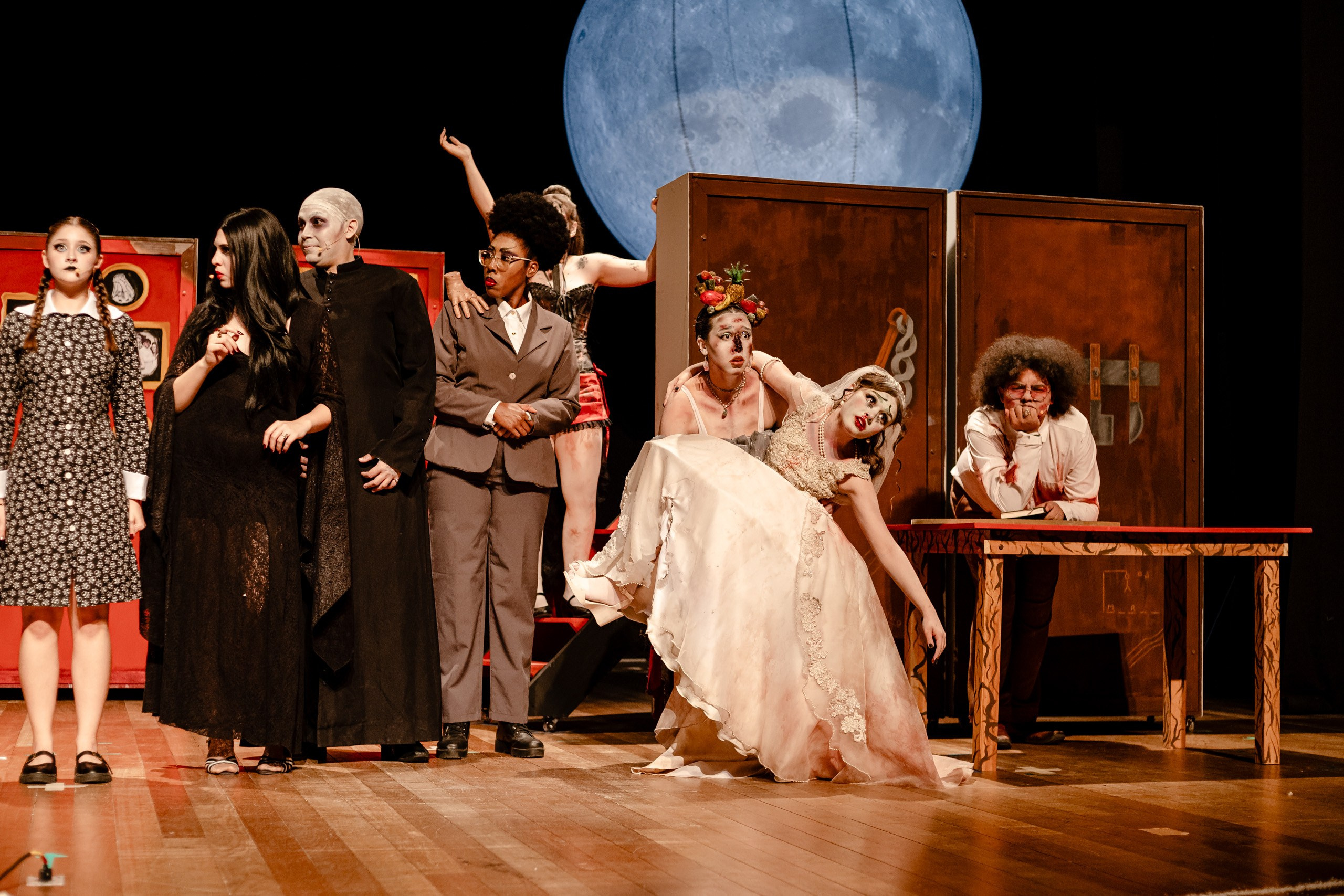 Fotografia de espetáculo A Família Addams do grupo de Teatro Univali