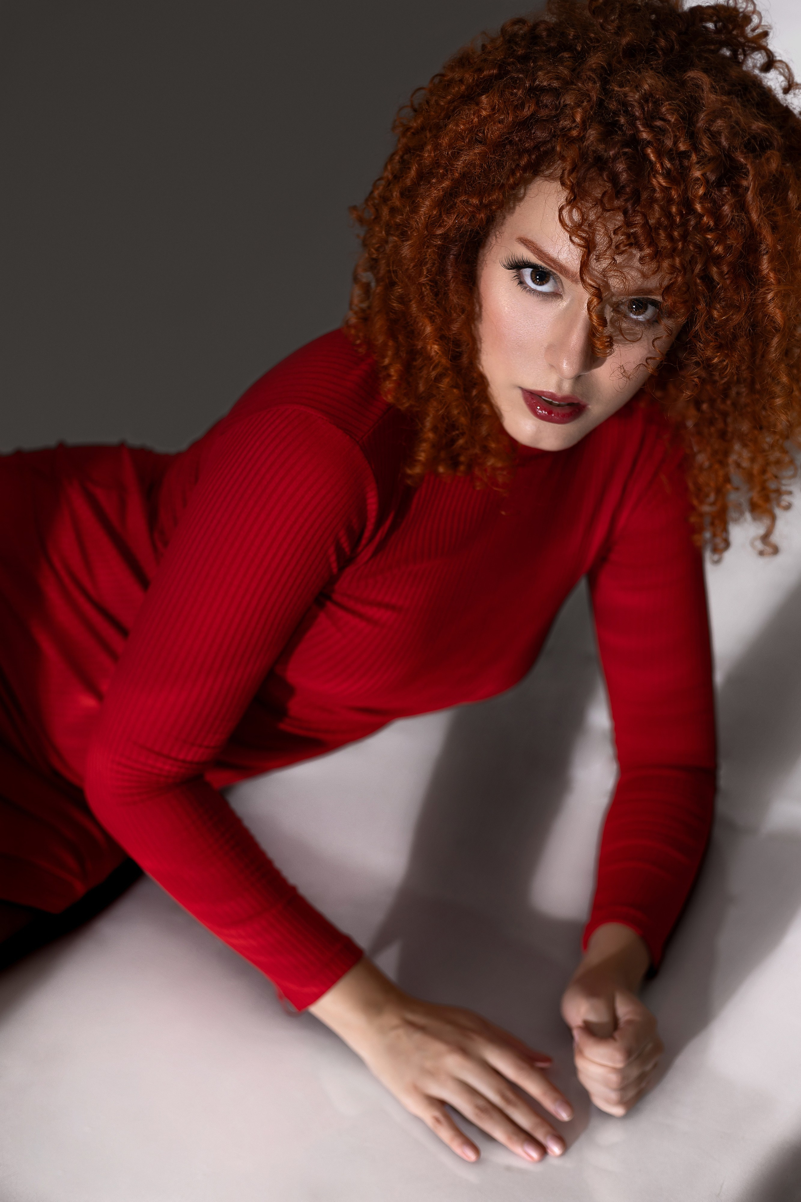 Fotografia pessoal em estúdio em São Paulo para quem deseja se enxergar de uma nova forma. Retratos femininos que valorizam autoestima, personalidade e autenticidade.