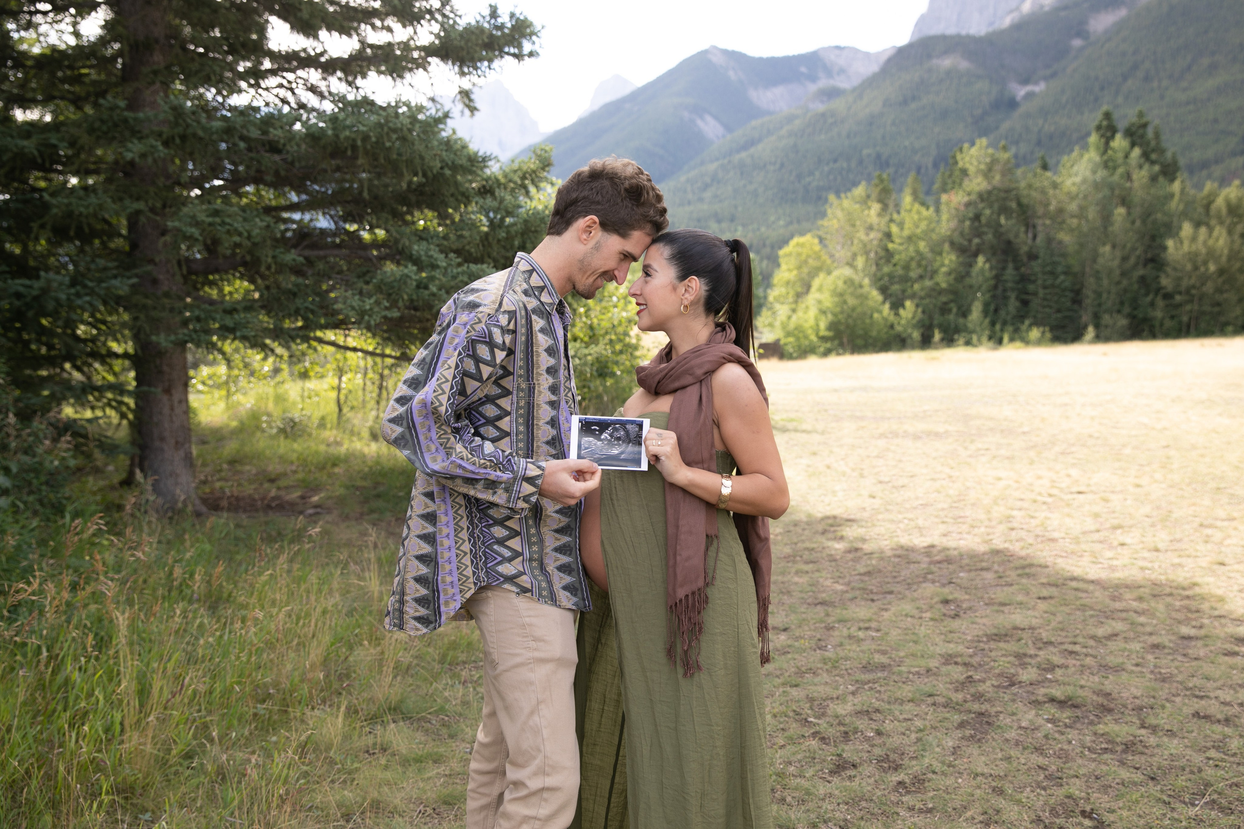 Maternity Photos — Canmore — Daniella. Fotografía accesible en Calgary