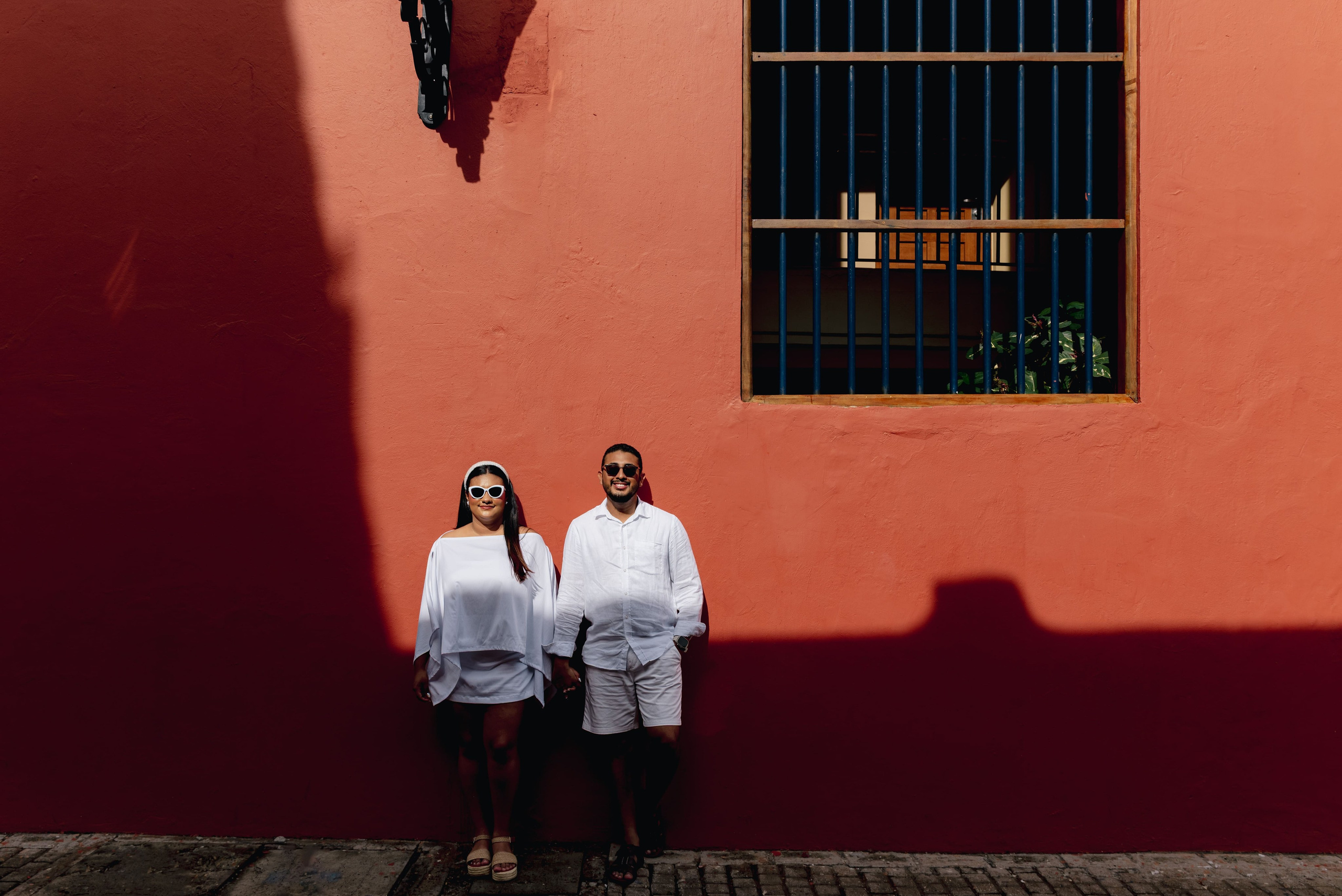 Mirada romántica frente al mar de Cartagena – Sesiones preboda y bodas en escenarios mágicos, fotografía creativa para parejas.