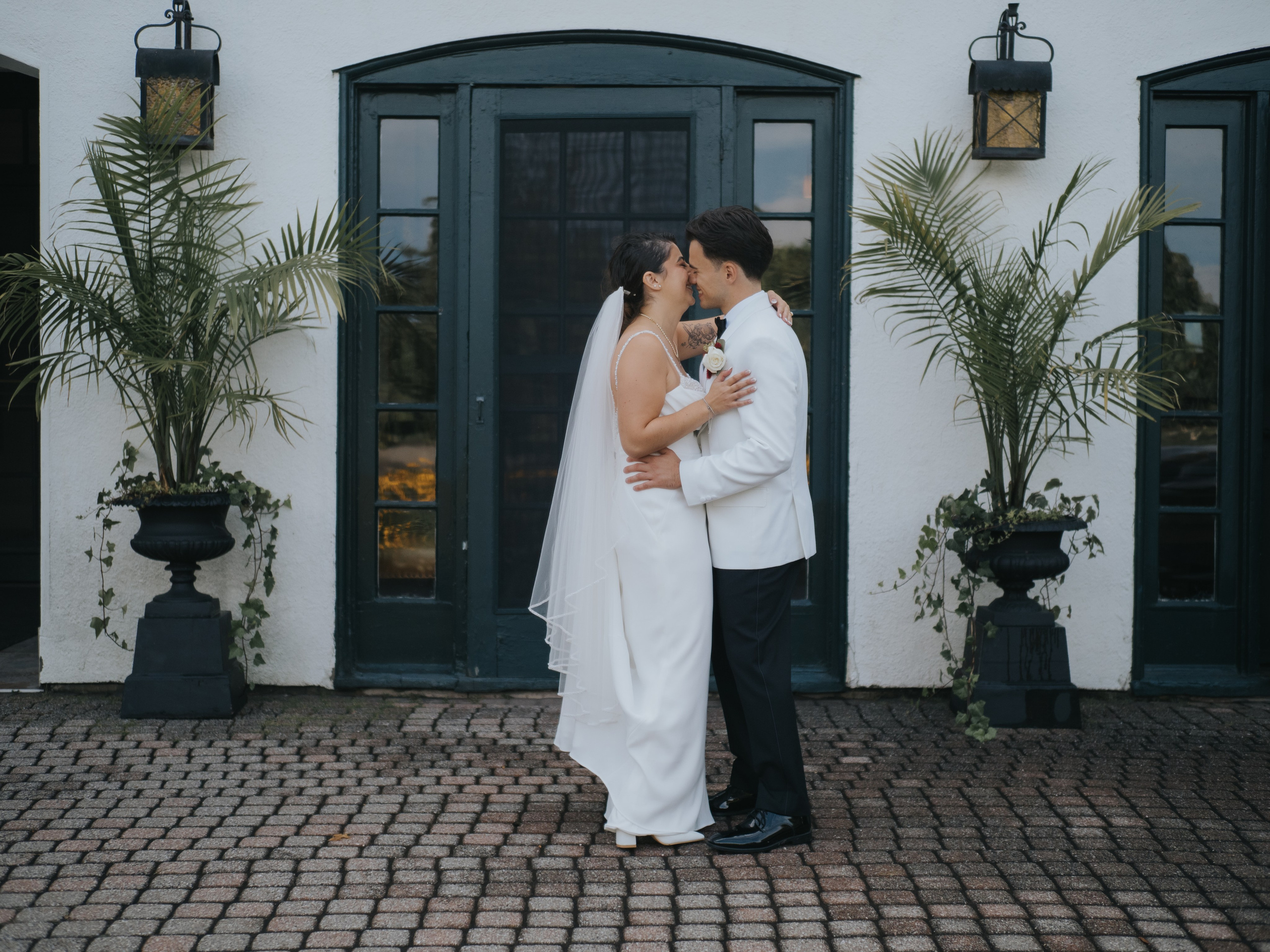 Wedding of Cassandra and Loïc in Beaconsfield, Montreal. Montreal Wedding Photographer — Muriel Oe Photo