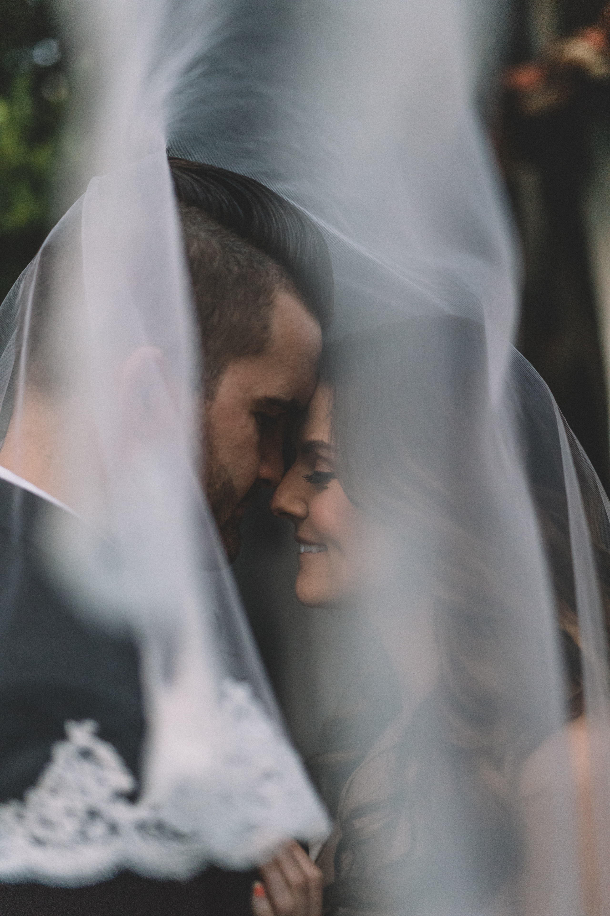 Sesión de novia con estilo elegante y editorial en la locación Retiro de San Juan, Bogota.