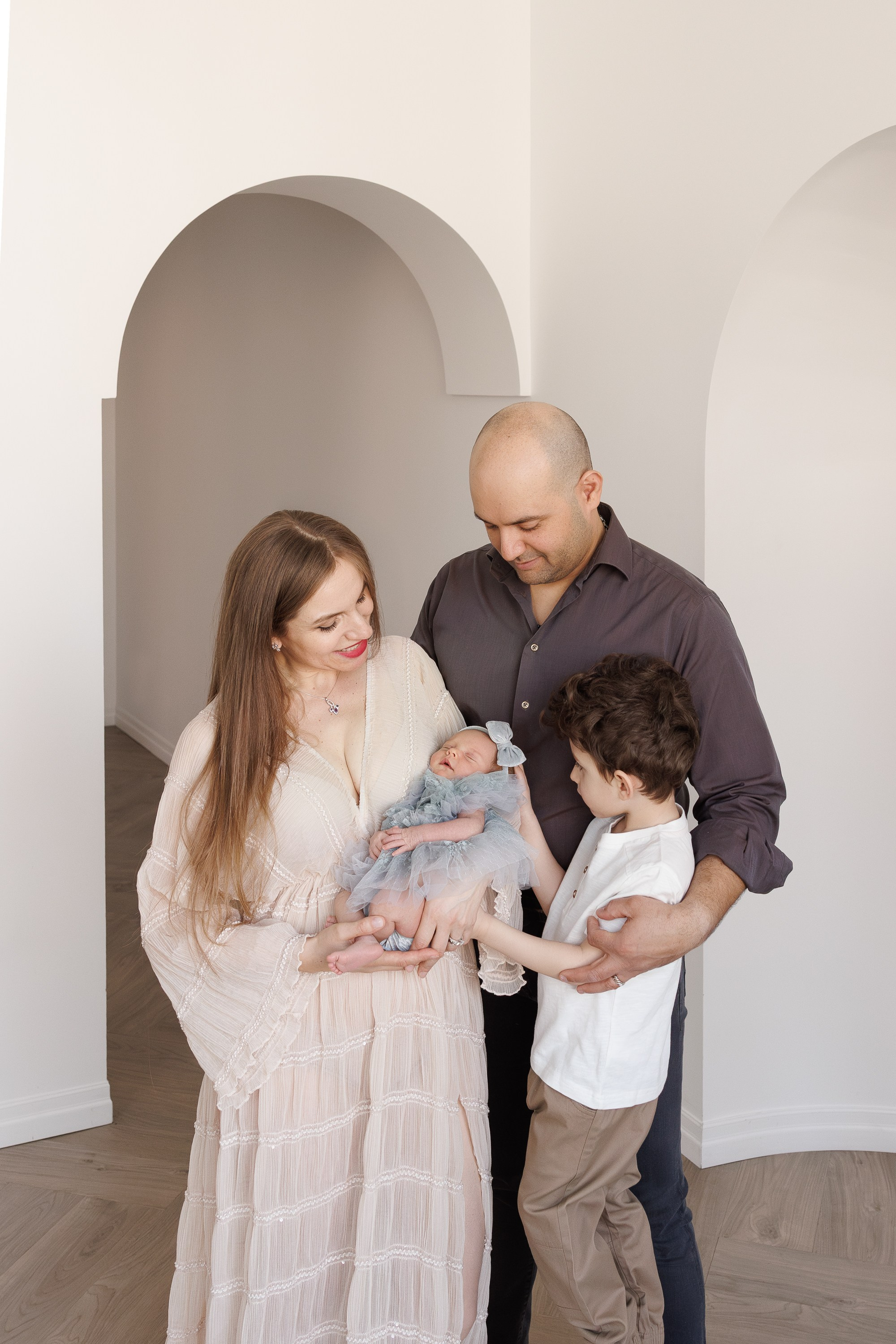 NEWBORN. Je suis photographe portraitiste et je réalise des portraits à toutes les étapes de votre vie! Bienvenue dans mon studio à Westmount, Qc