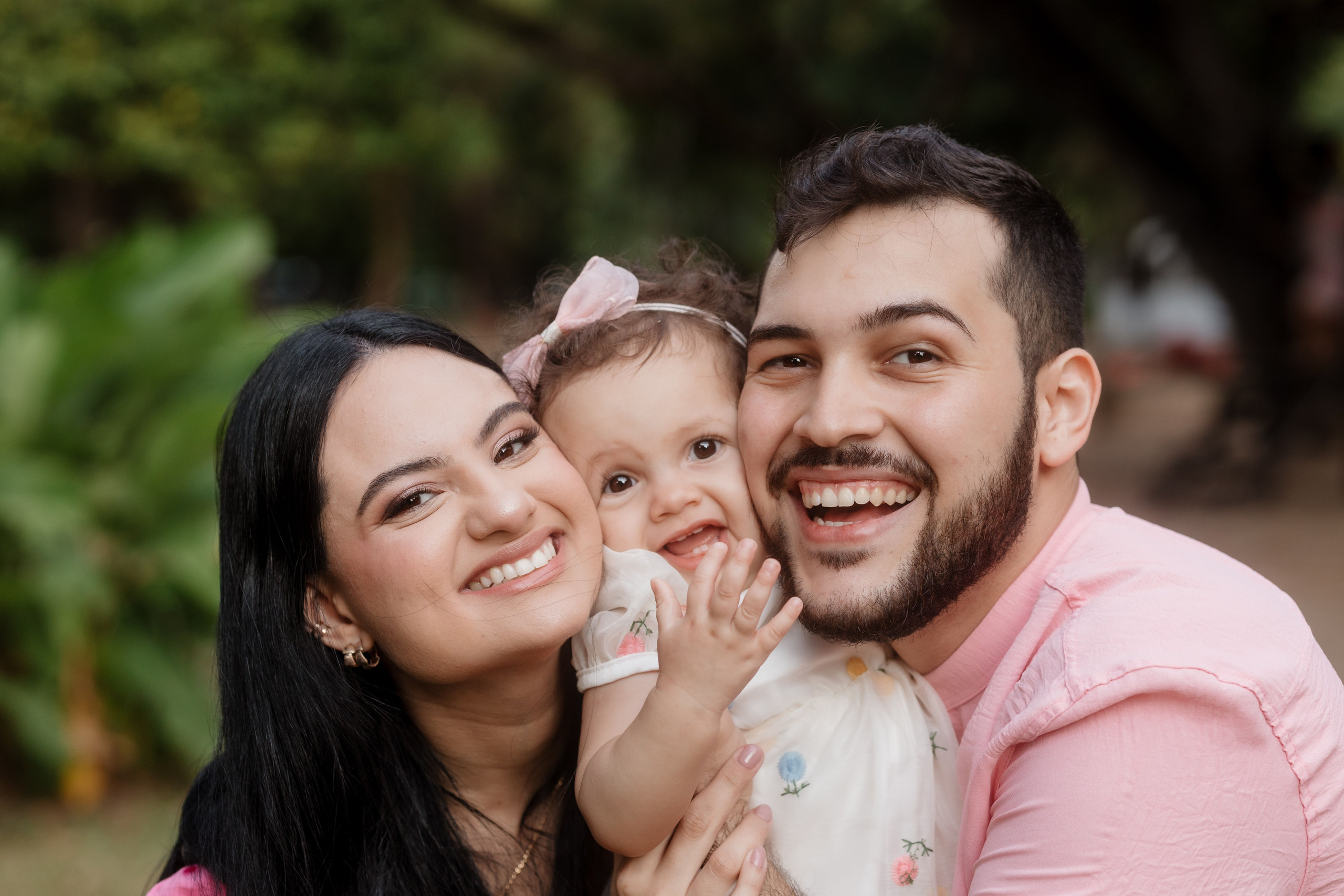 Pais celebrando o primeiro ano da filha em ensaio fotográfico