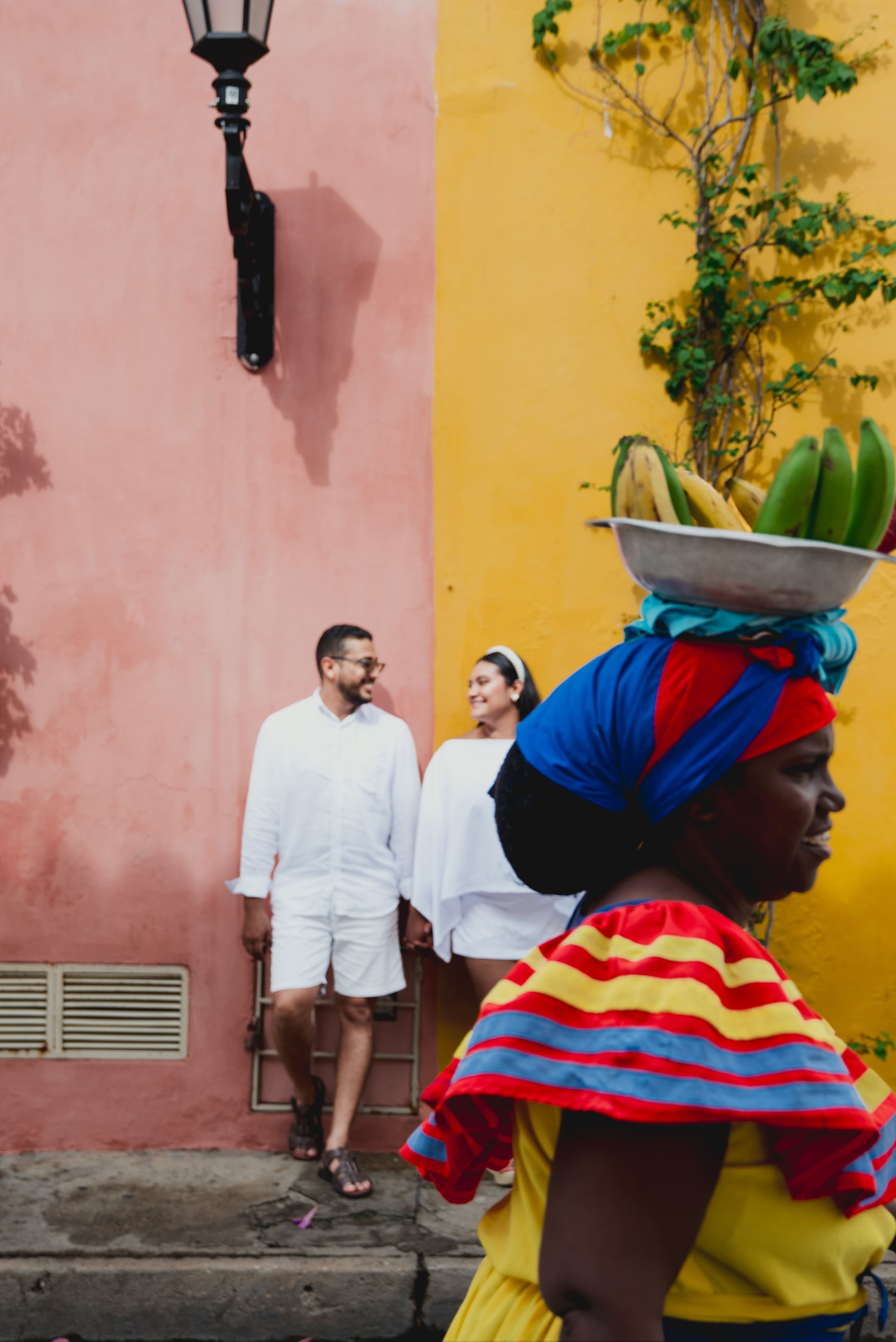 Risas espontáneas en calles adoquinadas – Momentos auténticos en preboda y bodas en Cartagena de Indias.