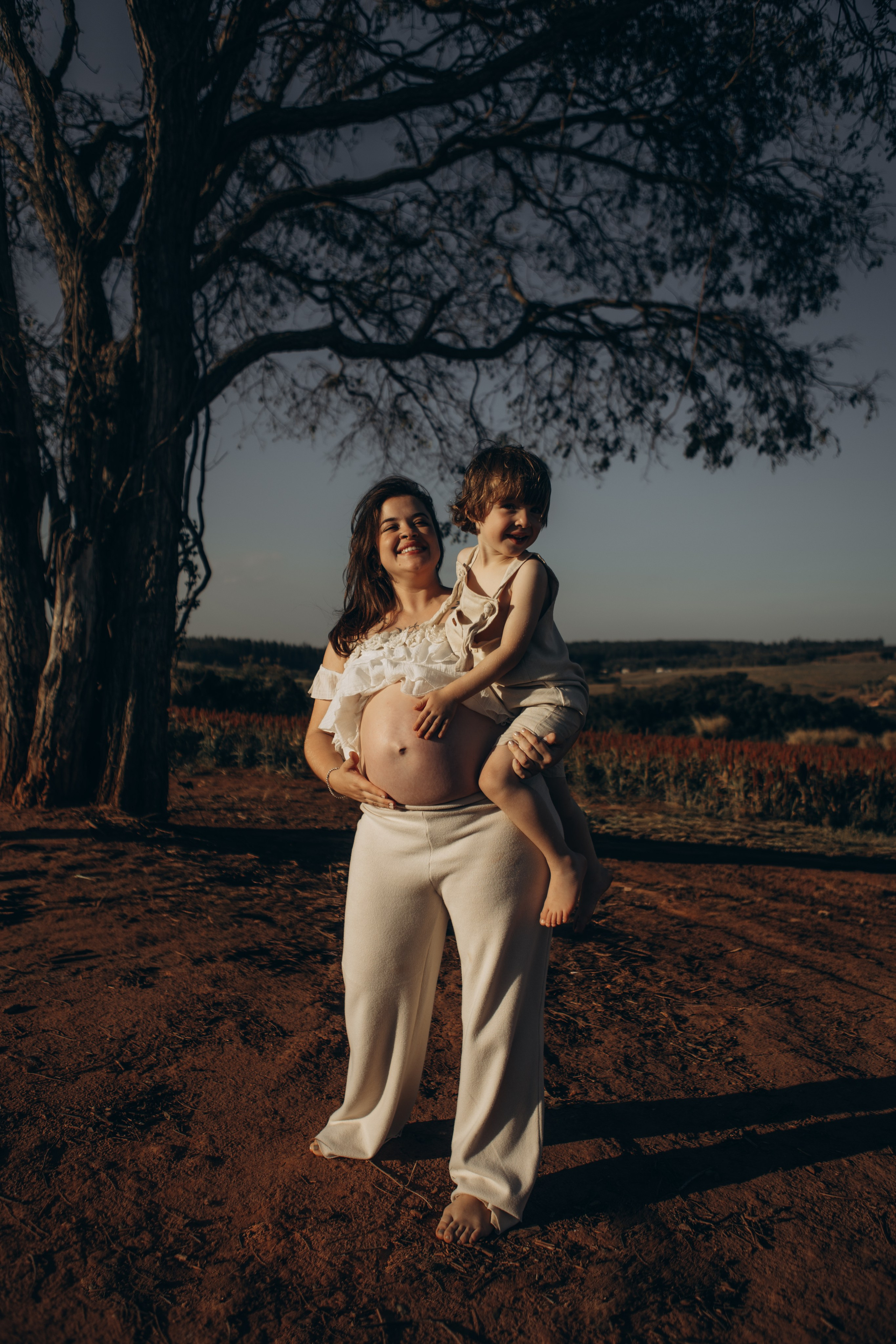 mãe e filho caminhando em ensaio externo em Sorocaba