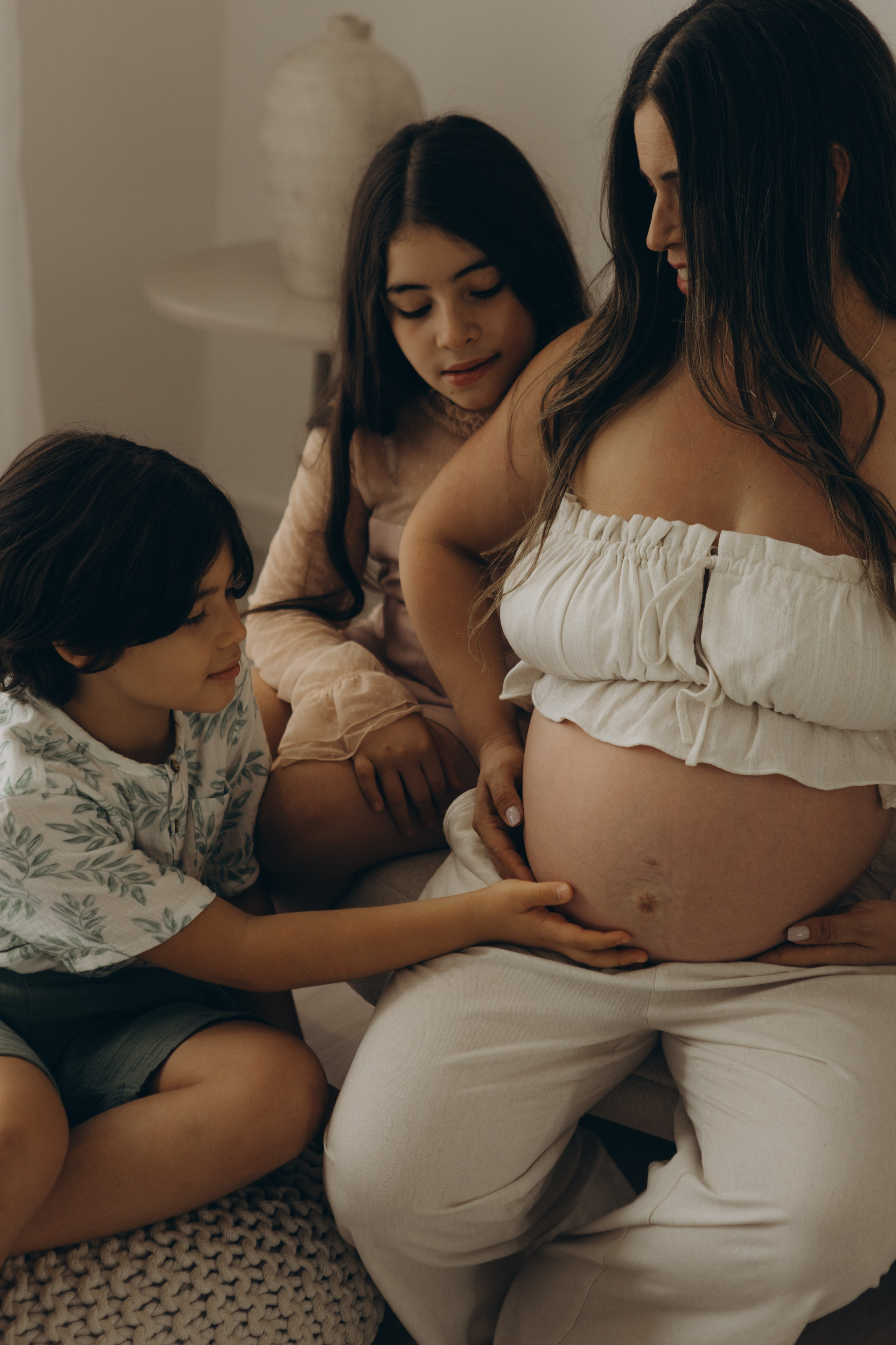 família acariciando barriga em ensaio gestante em Sorocaba