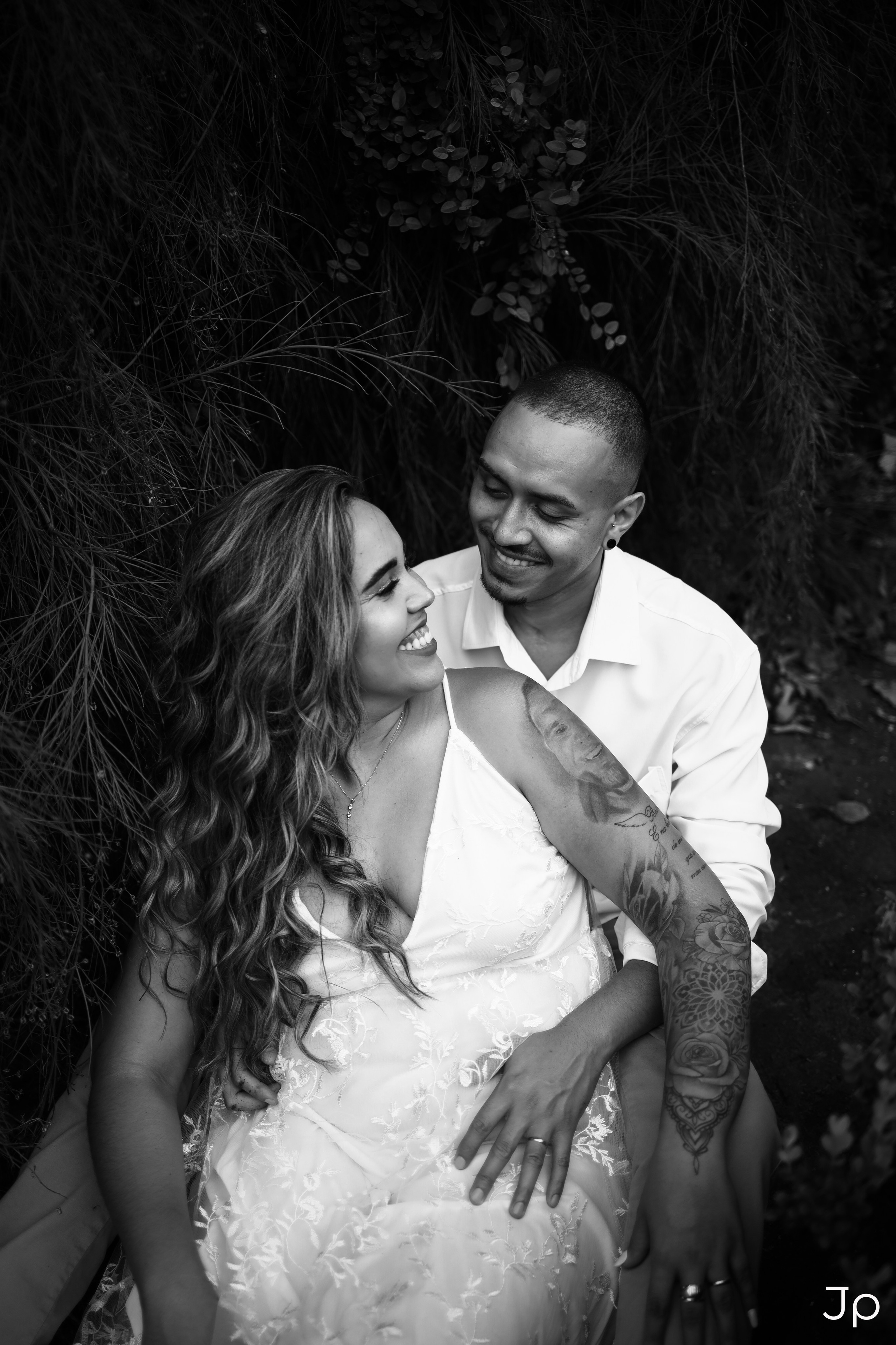 Foto artística em preto e branco de casal no ensaio pré-wedding feito por fotógrafo em Pederneiras.