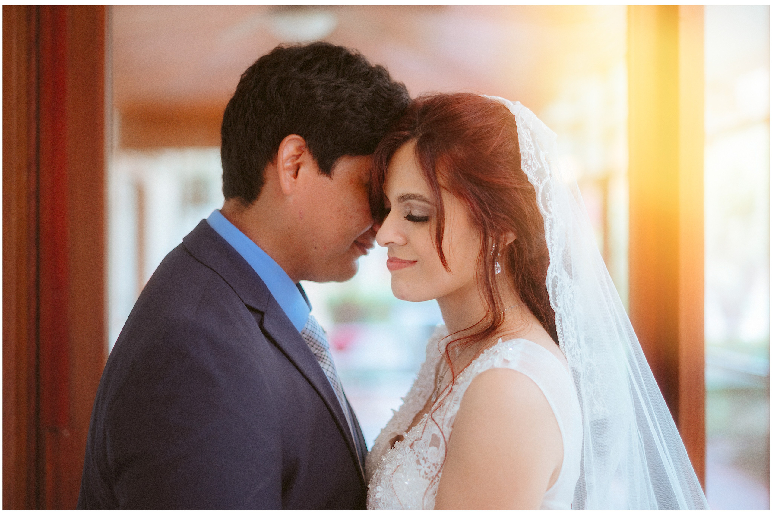Pareja de novios en sesión romántica exterior — Carlos RaGo