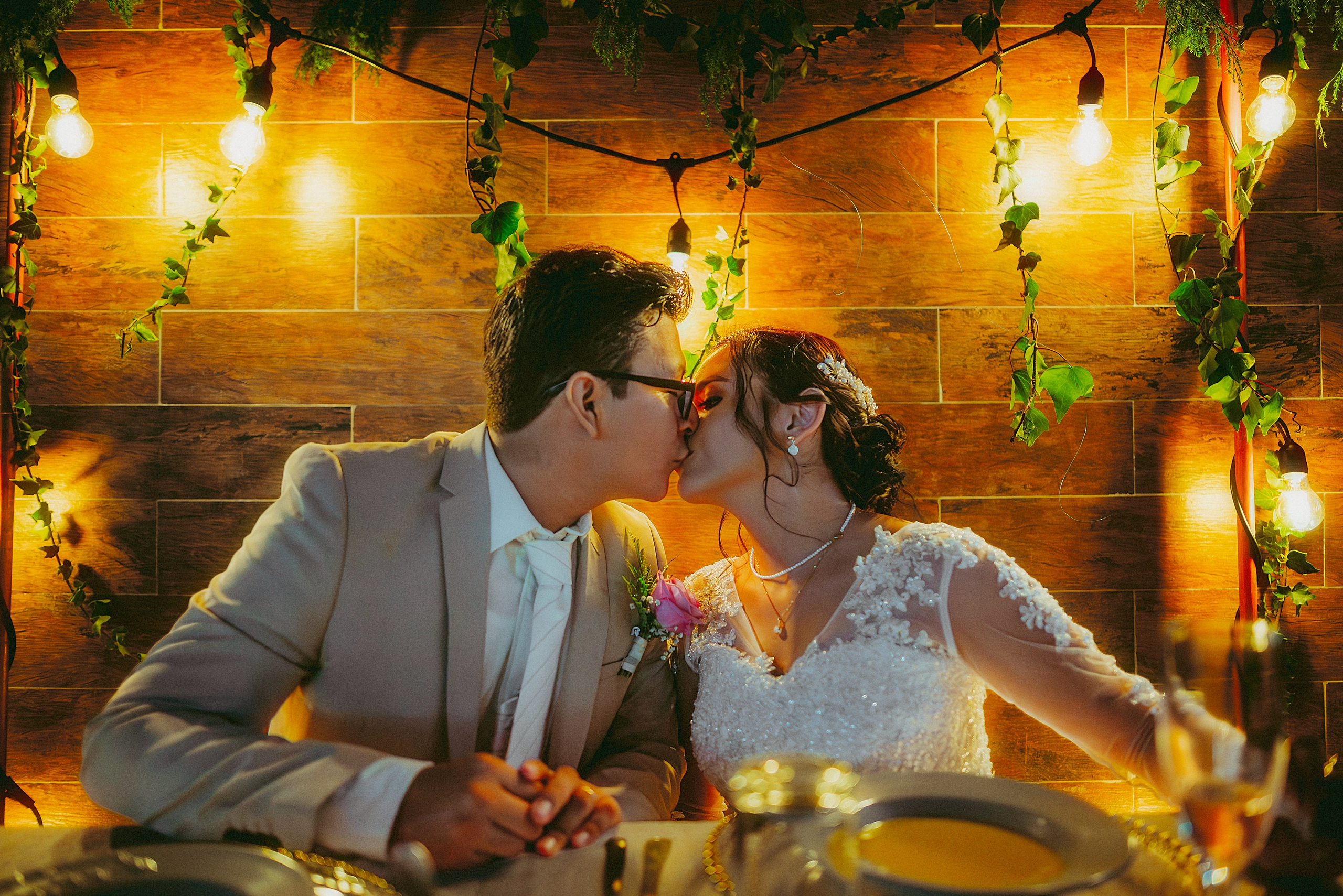 Recepción de boda con iluminación dorada — Carlos RaGo Coatzacoalcos