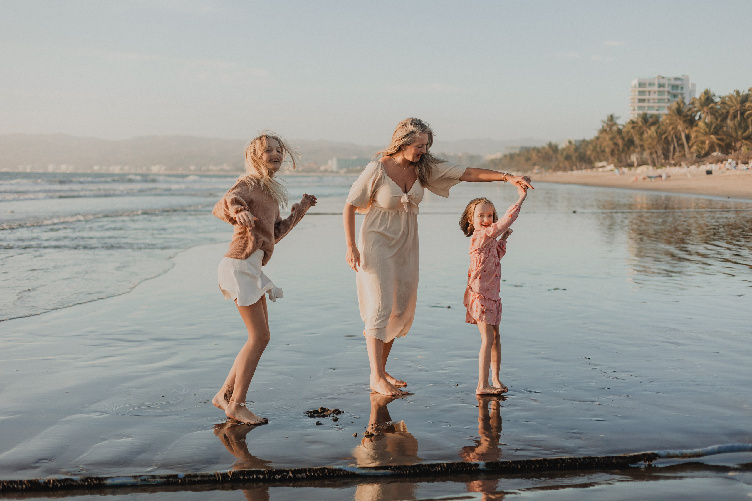 Laughter, Sand, and Sea: A Family Session in Nuevo Vallarta. Fotógrafo de Bodas en Puerto Vallarta y Riviera Nayarit | VL photo & film