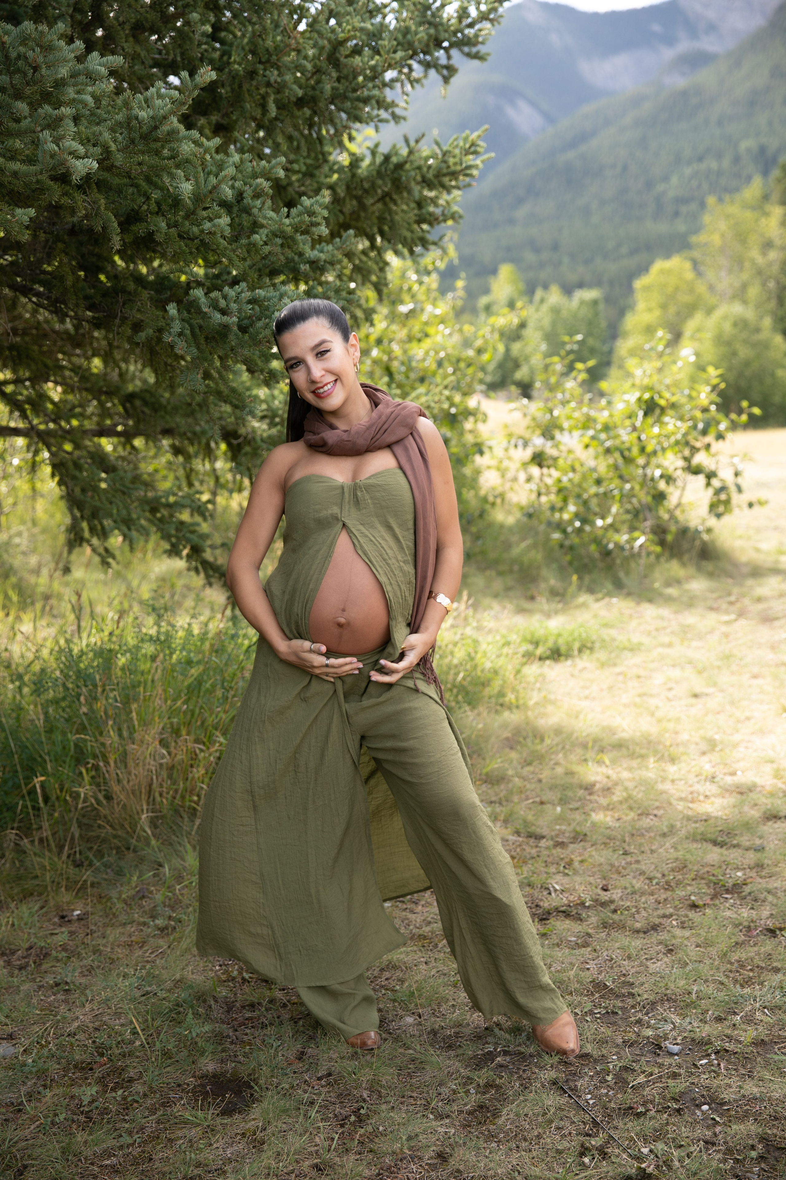Maternity Photos — Canmore — Daniella. Fotografía accesible en Calgary