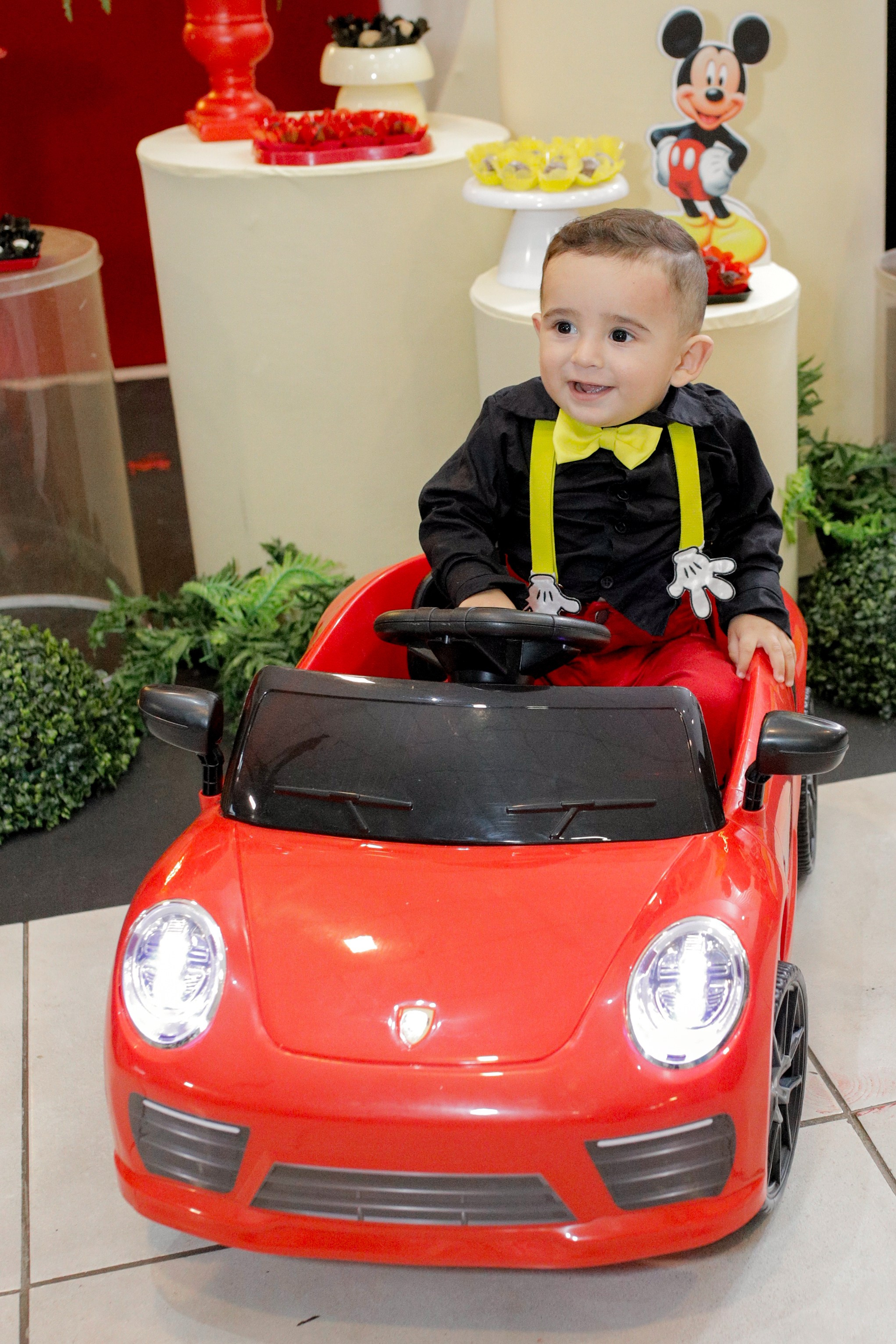 Fotógrafo de festa infantil em Joinville - Aniversariante no carrinho elétrico por Lenofotografia