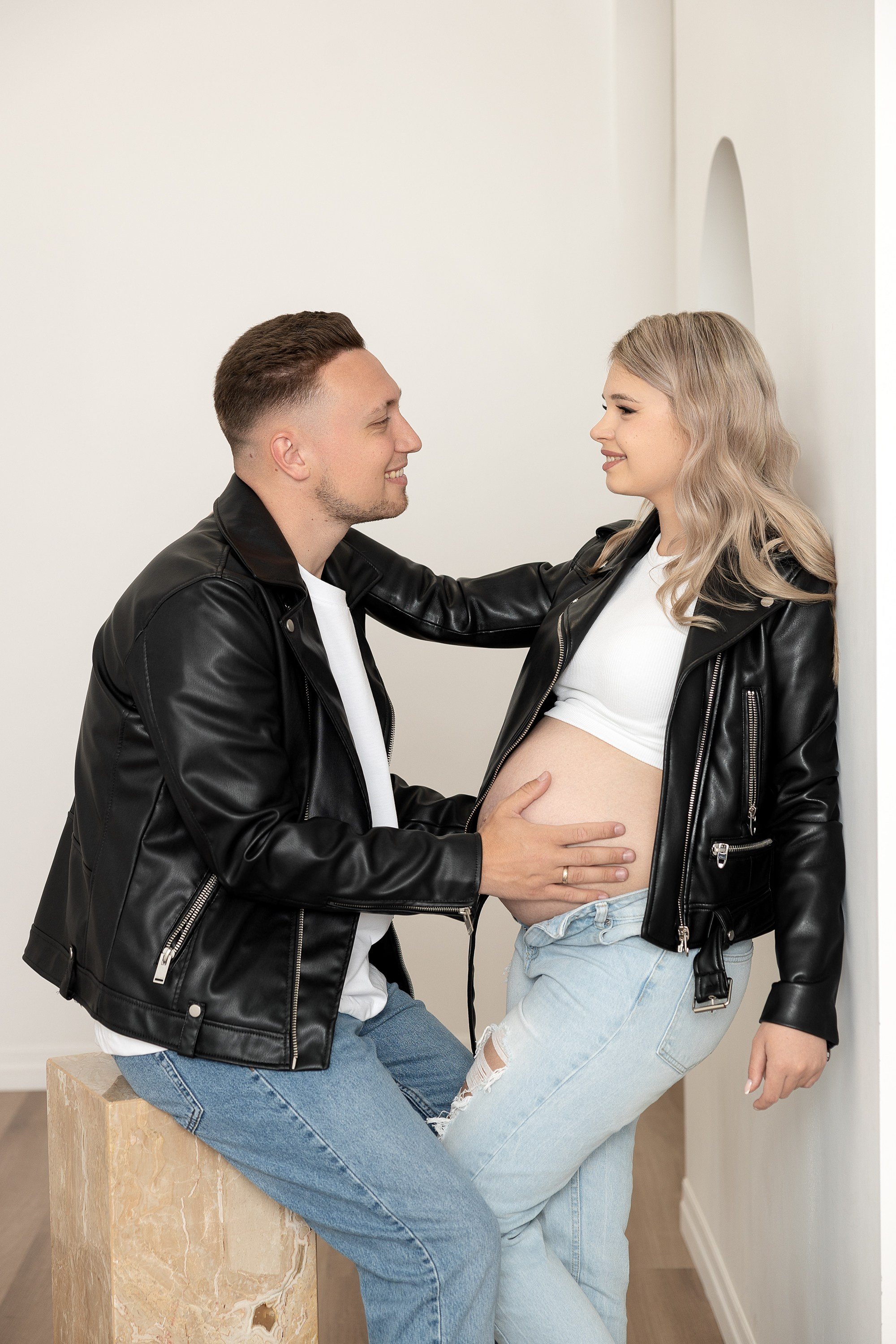 MATERNITY. Je suis photographe portraitiste et je réalise des portraits à toutes les étapes de votre vie! Bienvenue dans mon studio à Westmount, Qc