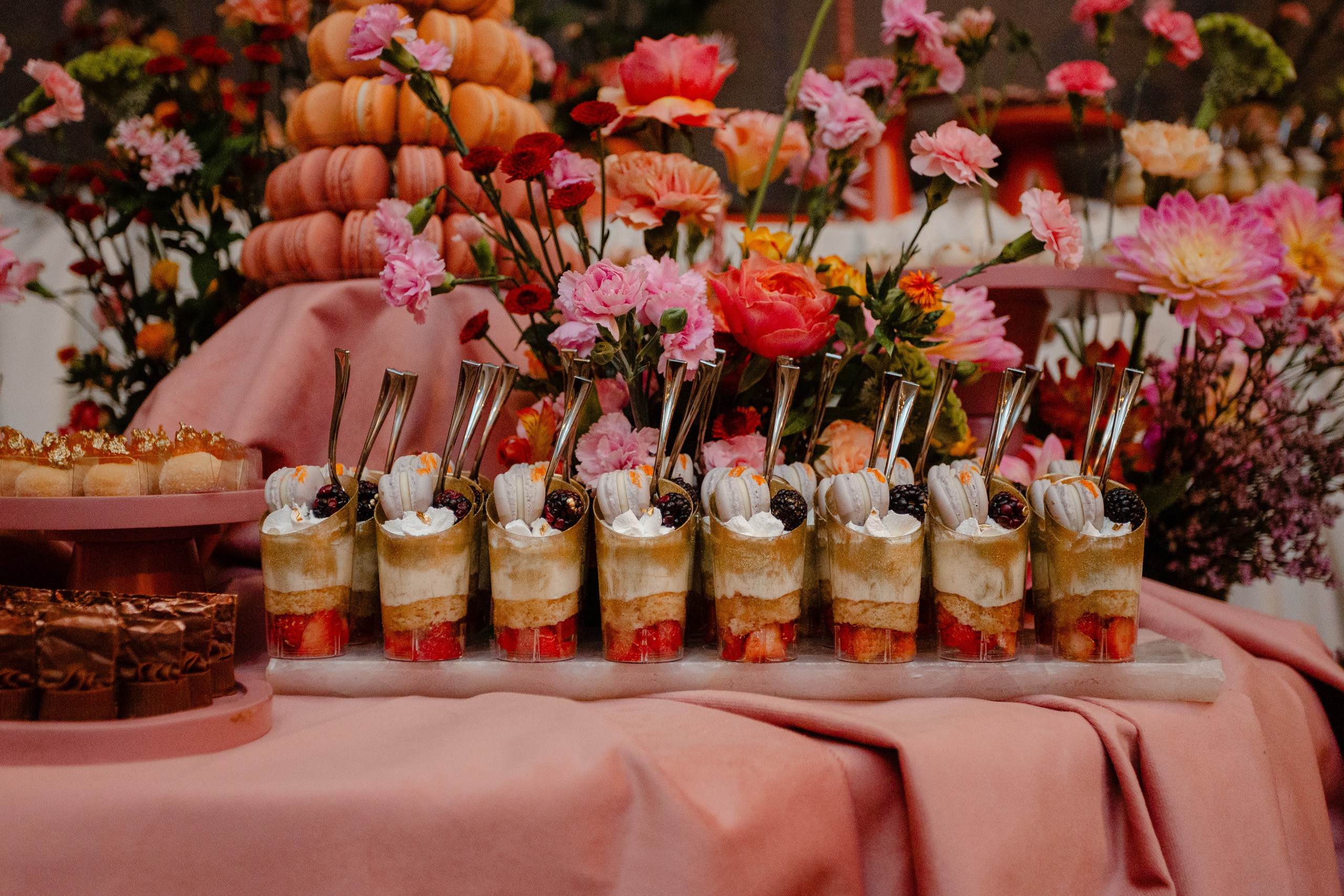 Mesa de doces e sobremesas decorada com flores em festa de formatura em cobertura fotográfica em Balneário Camboriú.
