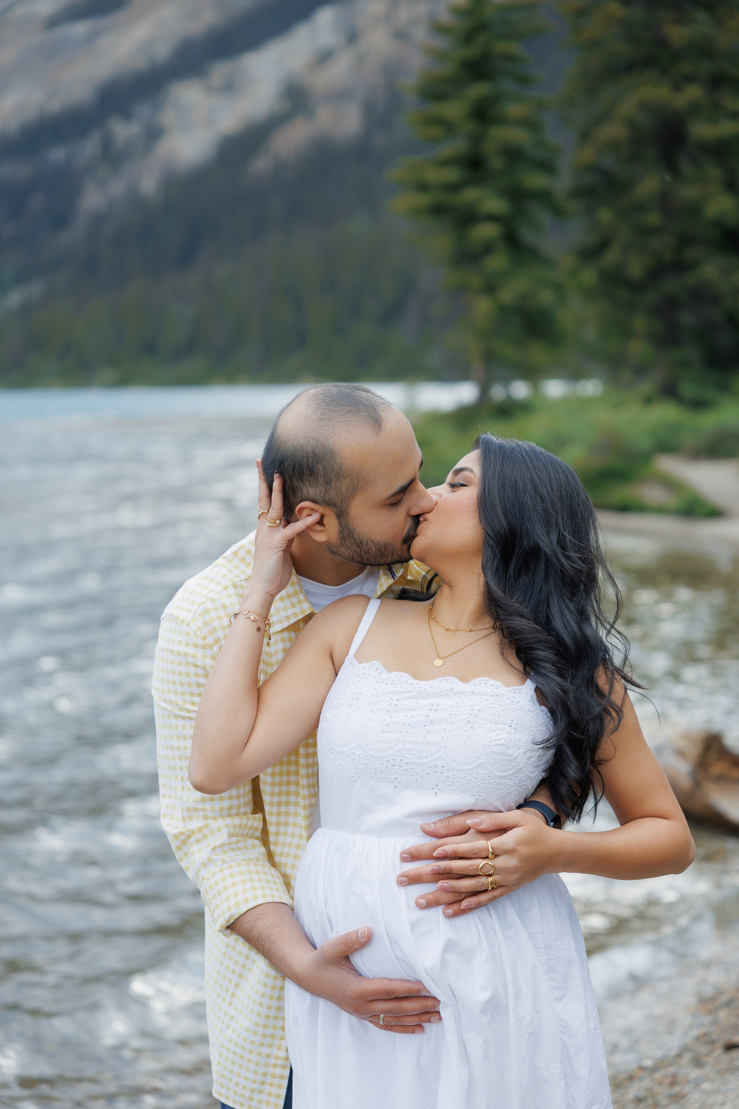 Mountain maternity shoot. Photographer Elvira Hryshchenko