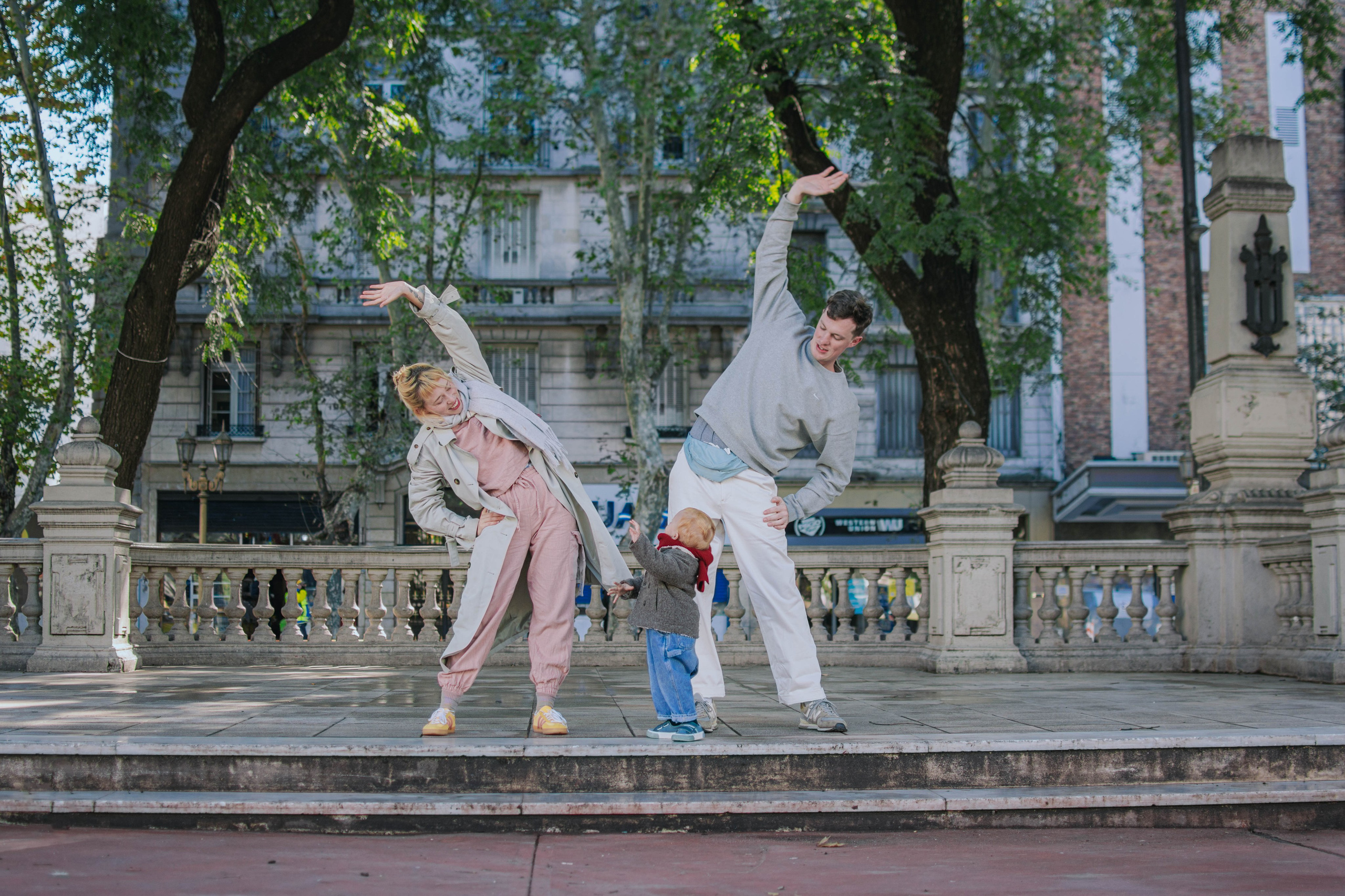 Family photo shoot. Buenos Aires. Photographer @elmirkami in the city of Buenos Aires