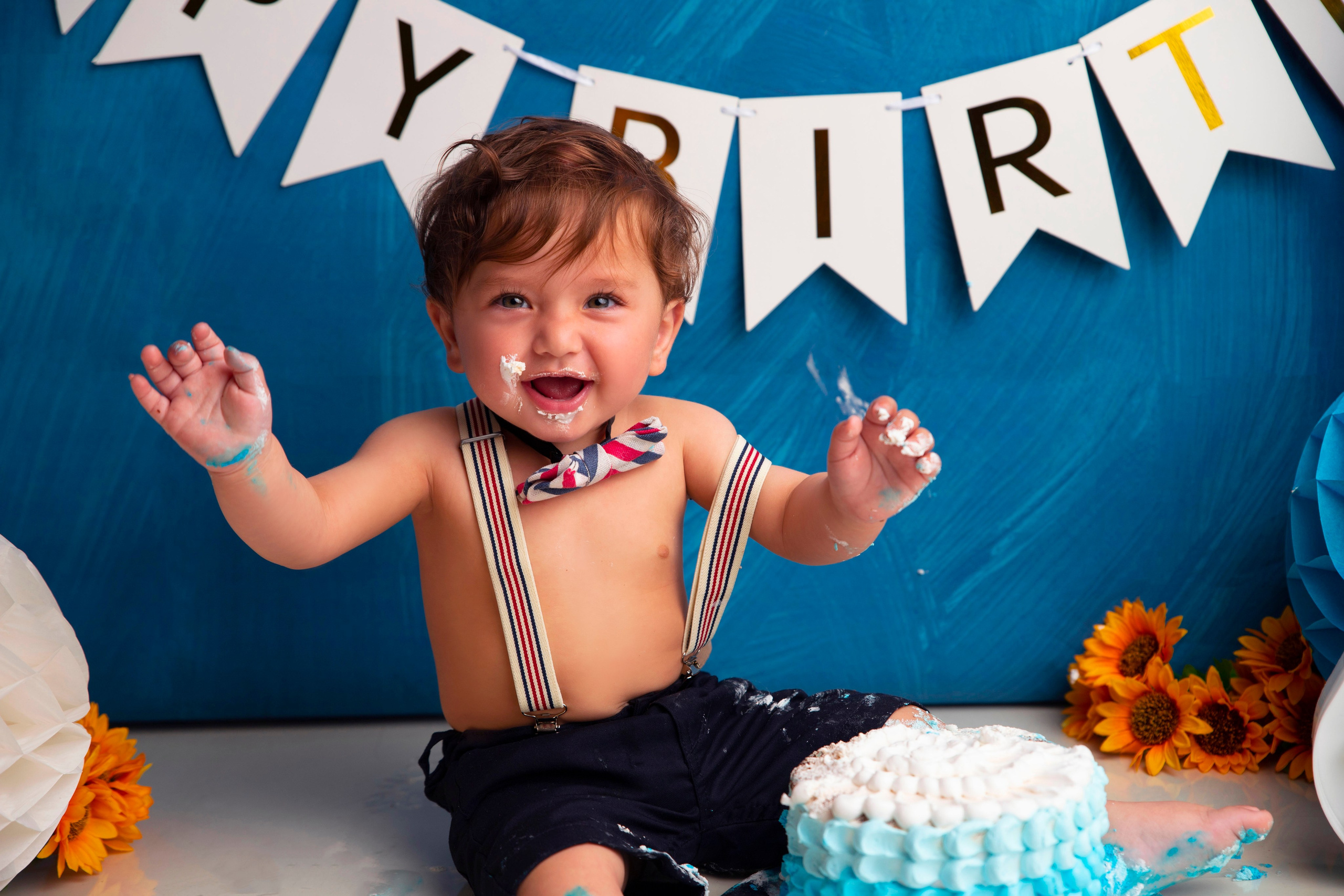 Cake Smash. Lifestyle and Family Photographer Faryal Saeed