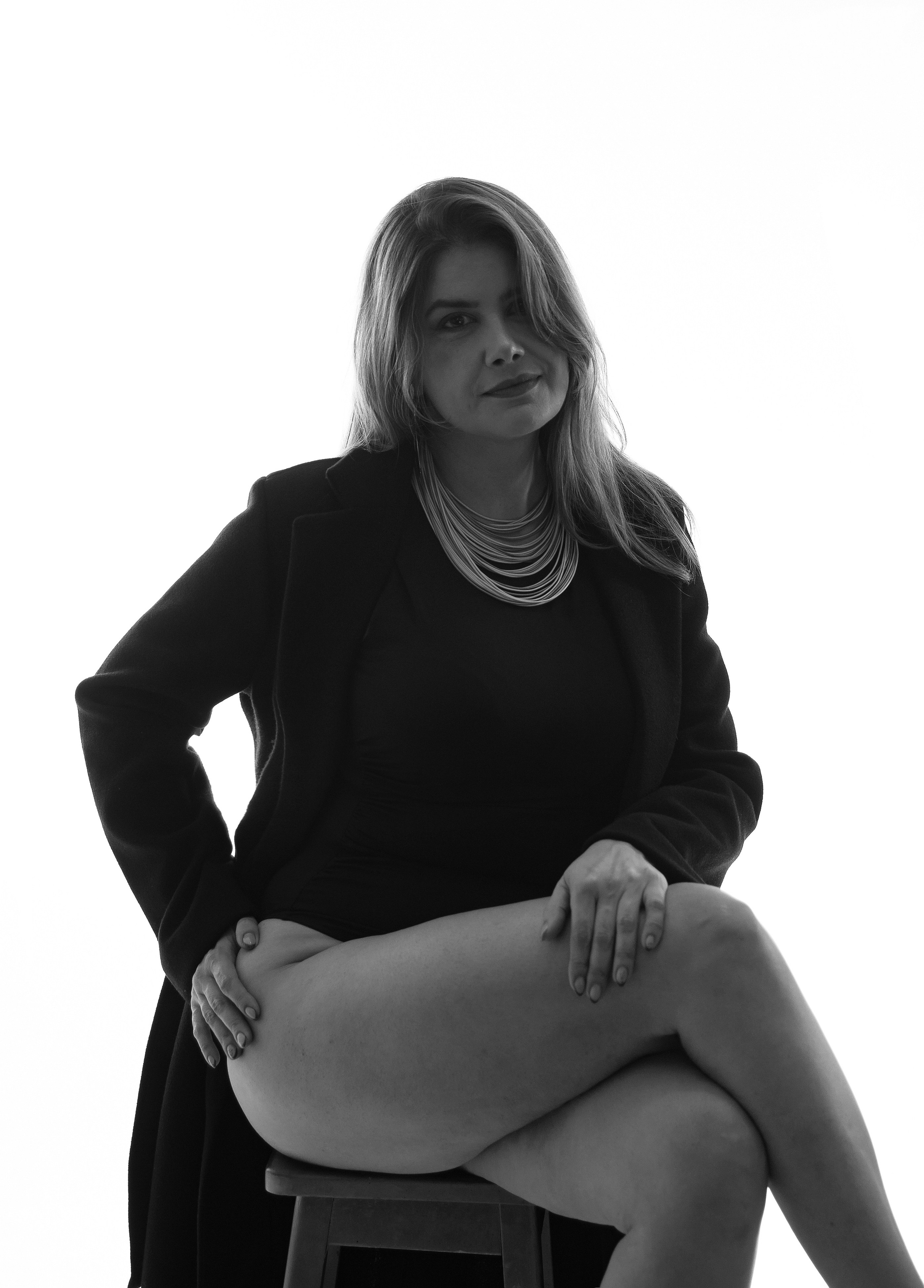 Fotografia pessoal em estúdio em São Paulo para quem deseja se enxergar de uma nova forma. Retratos femininos que valorizam autoestima, personalidade e autenticidade.