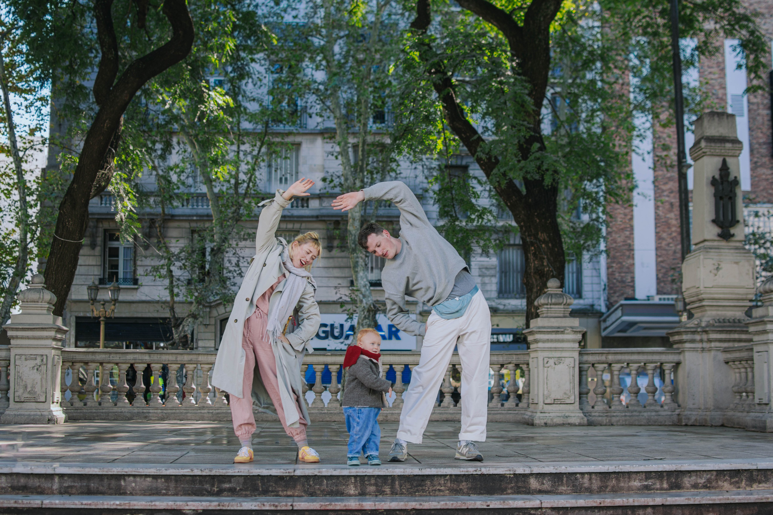 Family photo shoot. Buenos Aires. Photographer @elmirkami in the city of Buenos Aires