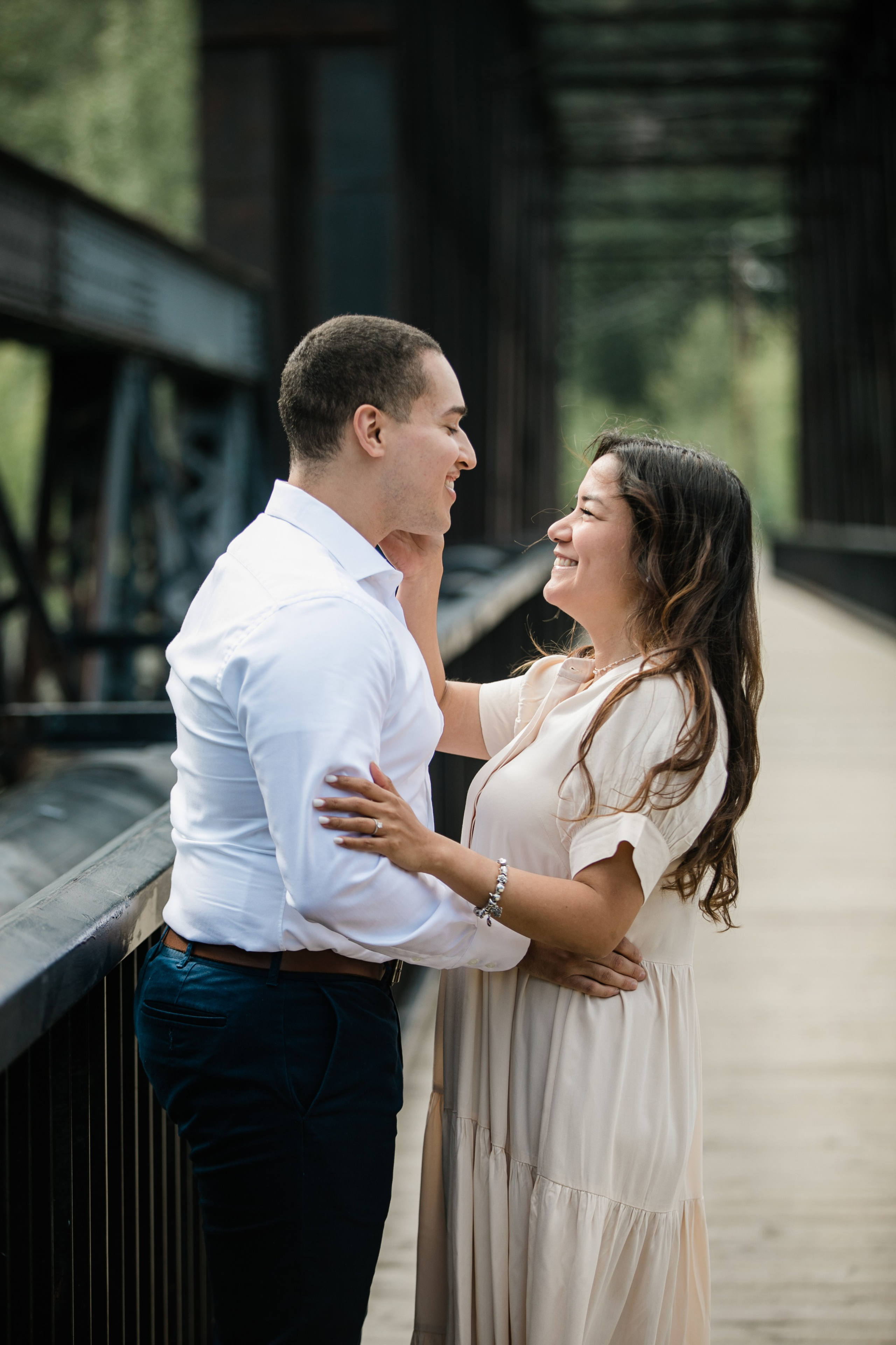 Pierina & Thomas — Canmore Engagement. Fotografía accesible en Calgary
