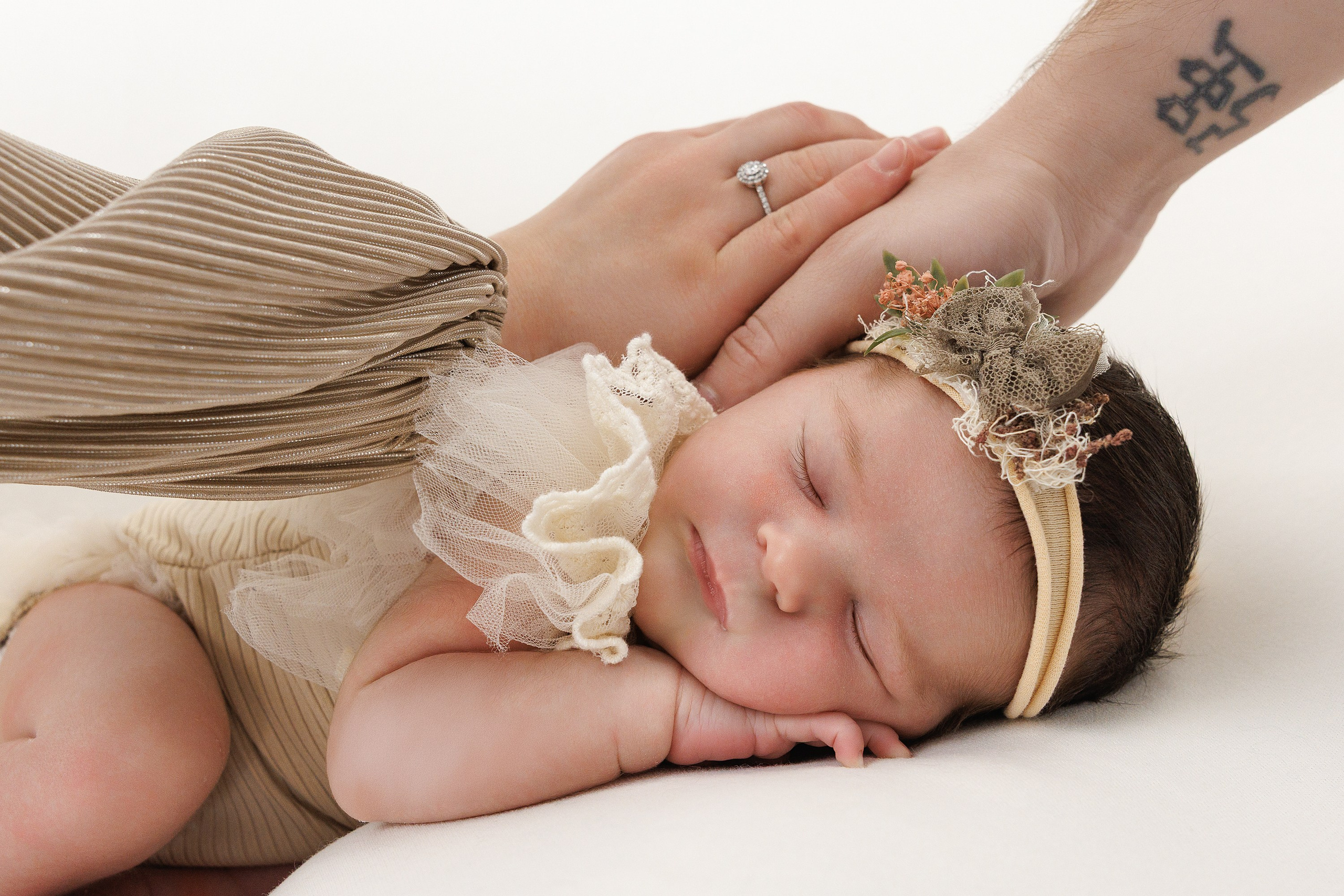 NEWBORN. Je suis photographe portraitiste et je réalise des portraits à toutes les étapes de votre vie! Bienvenue dans mon studio à Westmount, Qc