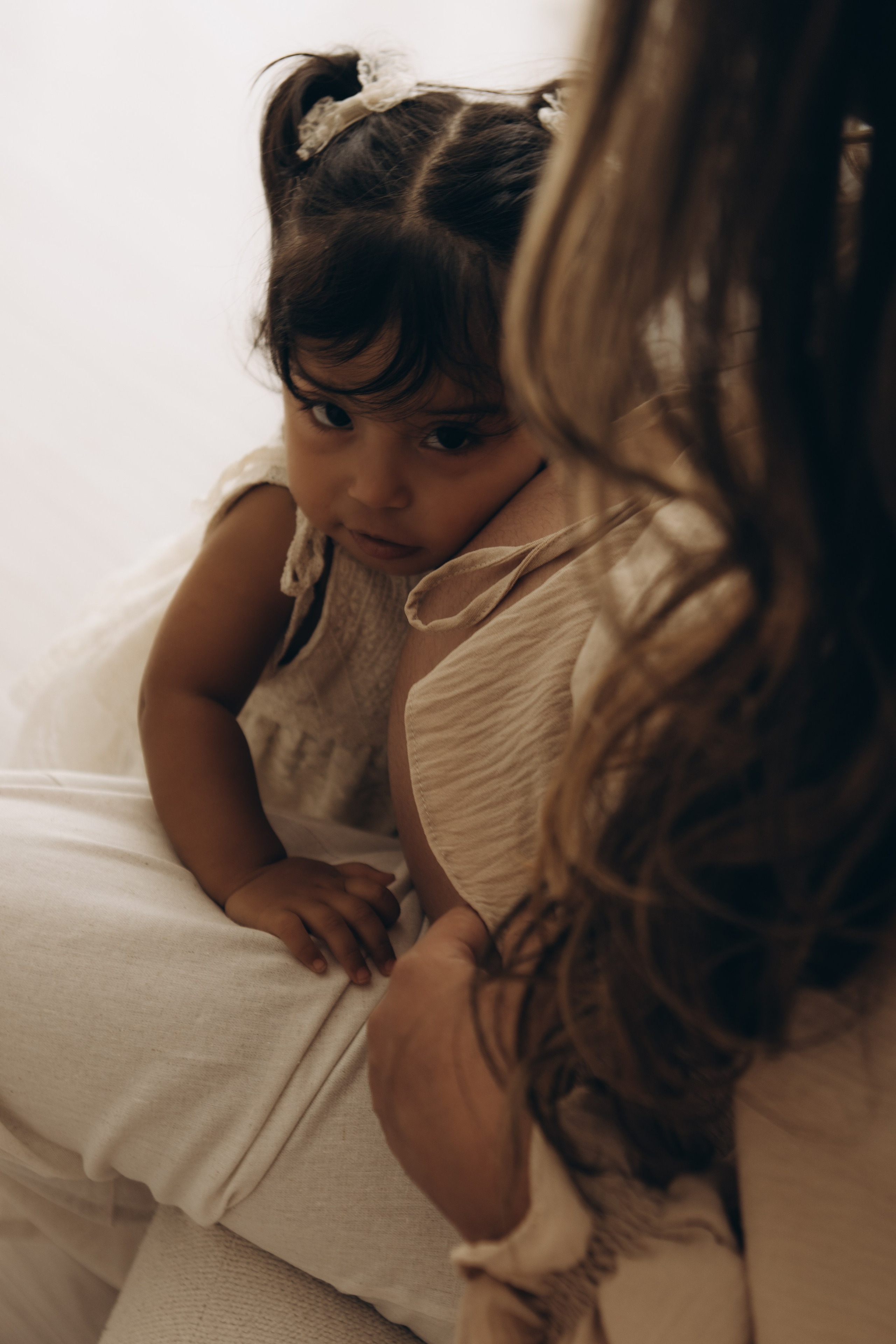 filha mais velha acariciando barriga em ensaio gestante em Sorocaba