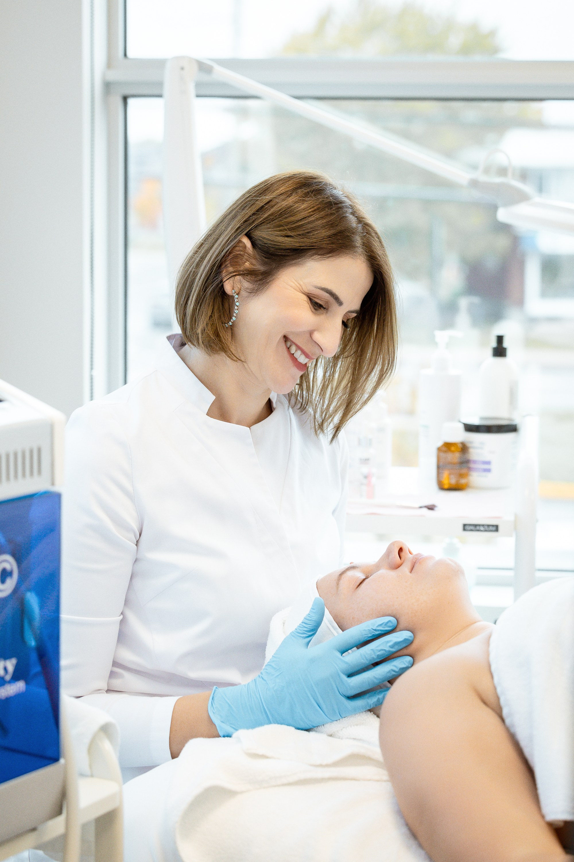 Violeta Sili, Esthéticienne/Beautician. Je suis photographe portraitiste et je réalise des portraits à toutes les étapes de votre vie! Bienvenue dans mon studio à Westmount, Qc