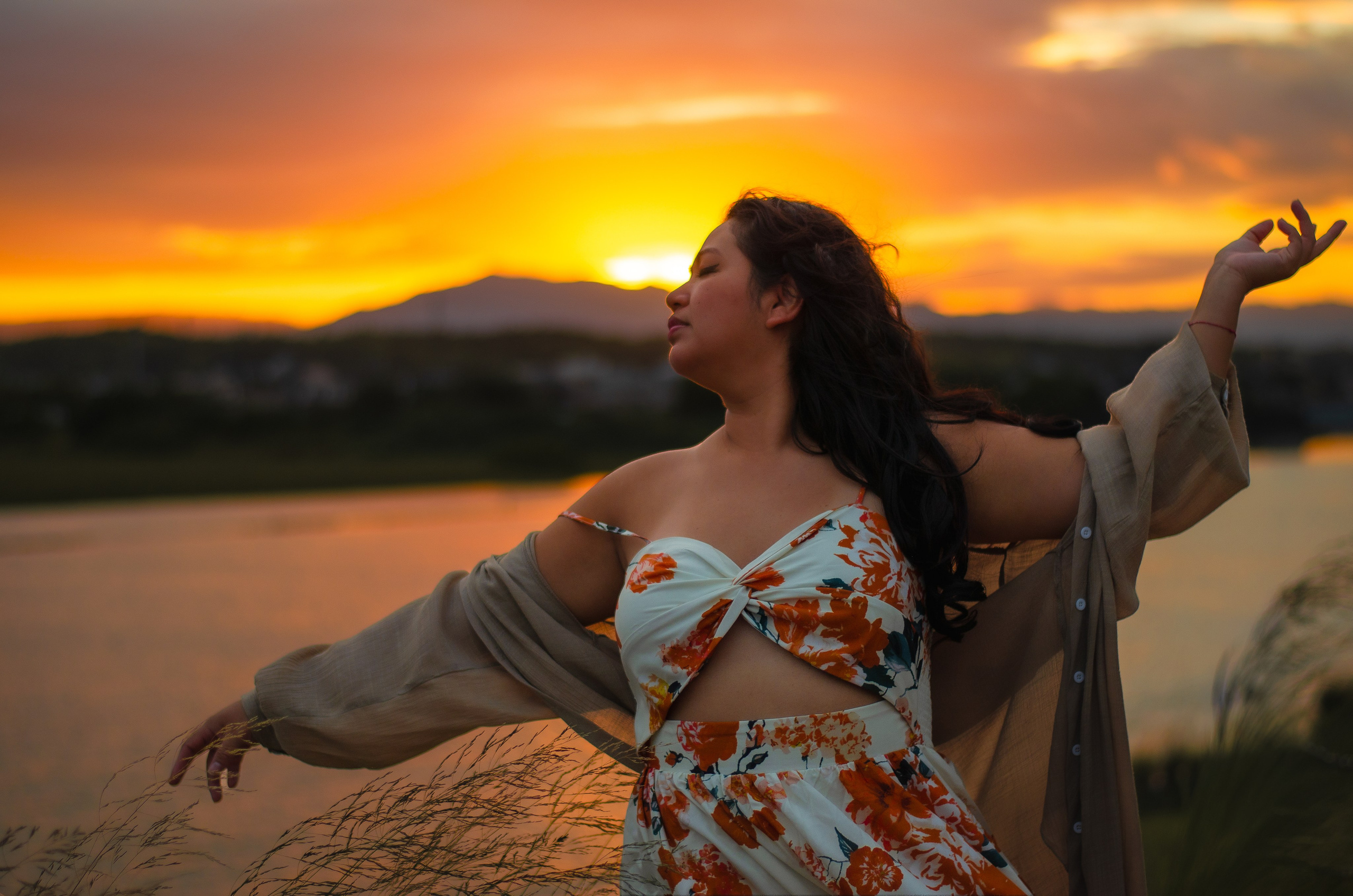 SUNSET MODEL. LunarVox Lens: a lente que transforma luz em voz e emoção. Retratos e ensaios no Japão por Leyka Tanaka