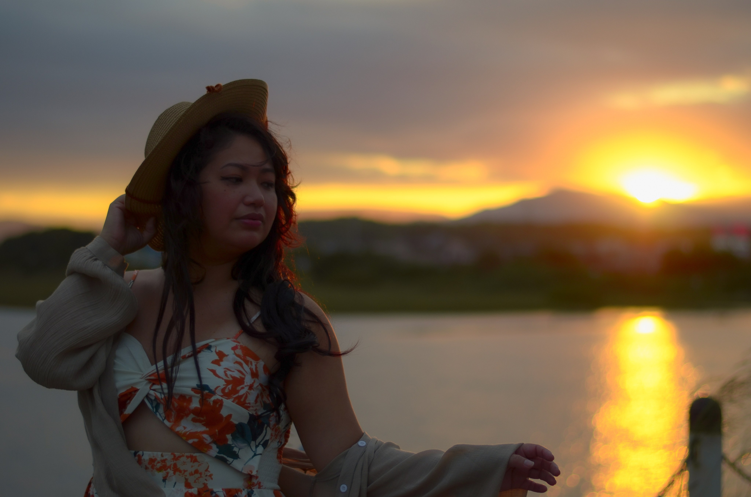 SUNSET MODEL. LunarVox Lens: a lente que transforma luz em voz e emoção. Retratos e ensaios no Japão por Leyka Tanaka