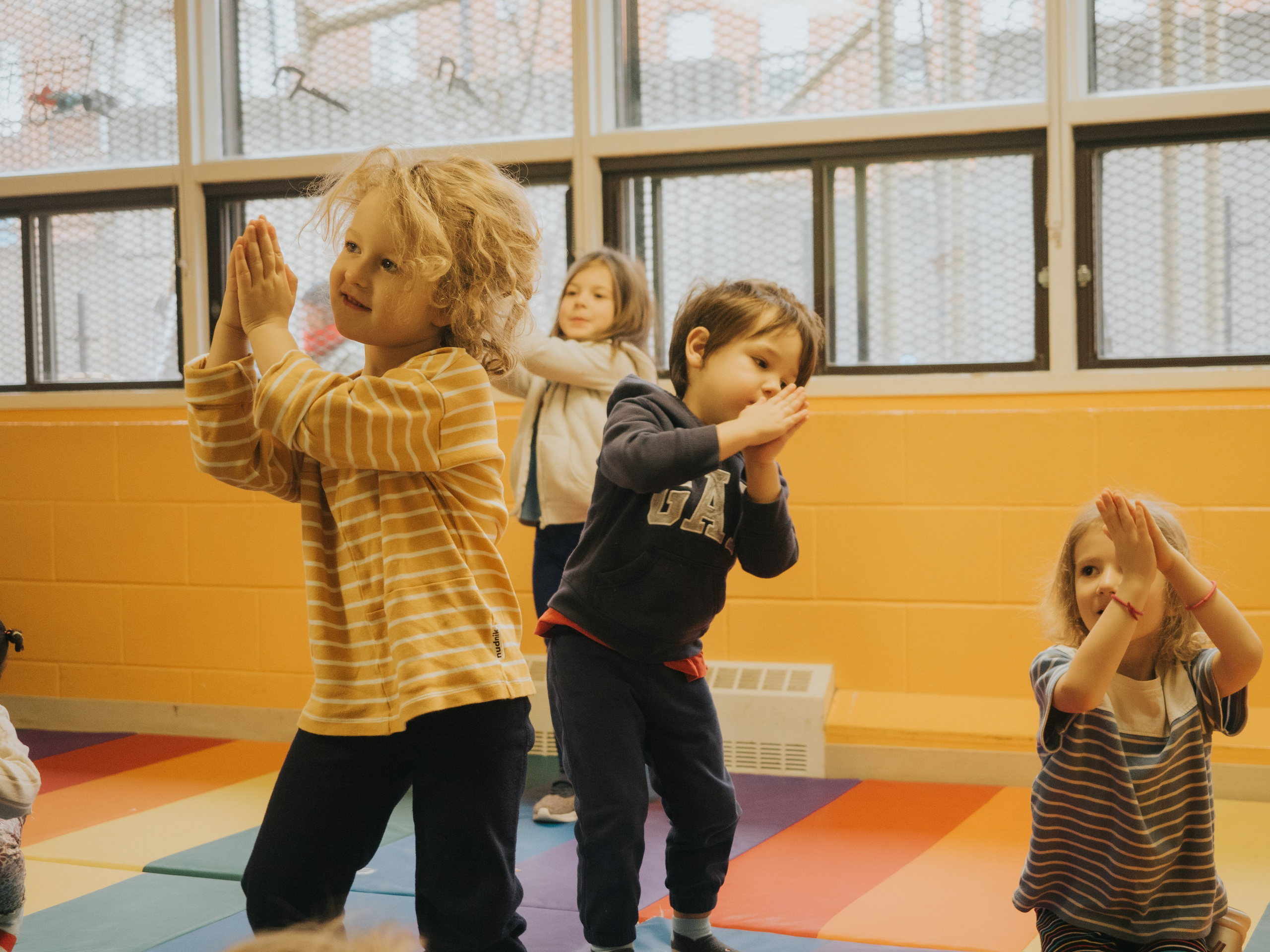 Photographie d'une petite fille qui danse.