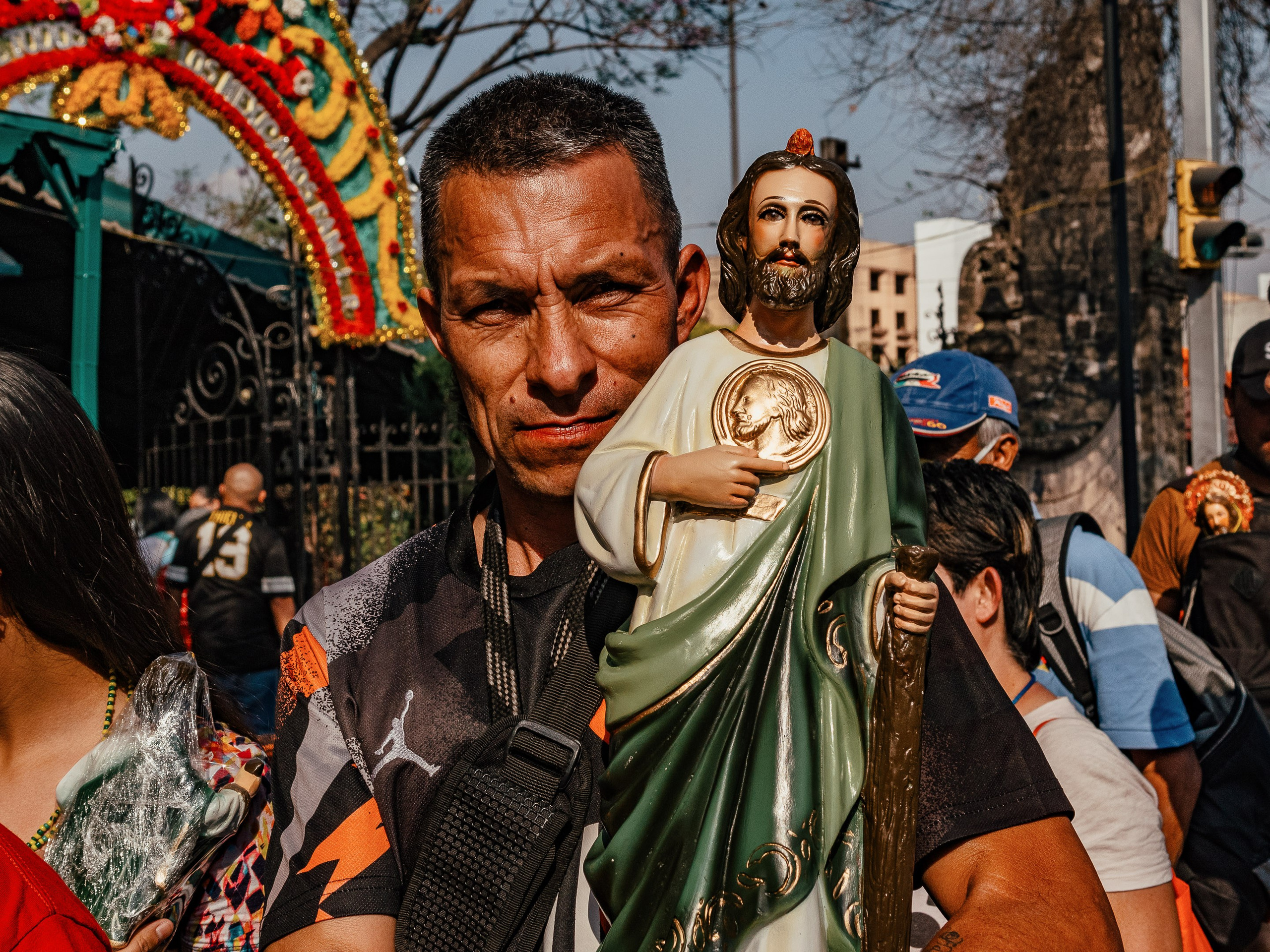 Celebración de San Judas Tadeo en la Iglesia de San Hipólito y San Casiano, Hidalgo, CDMX, México. Federico Borobio, fotografía callejera y documental.