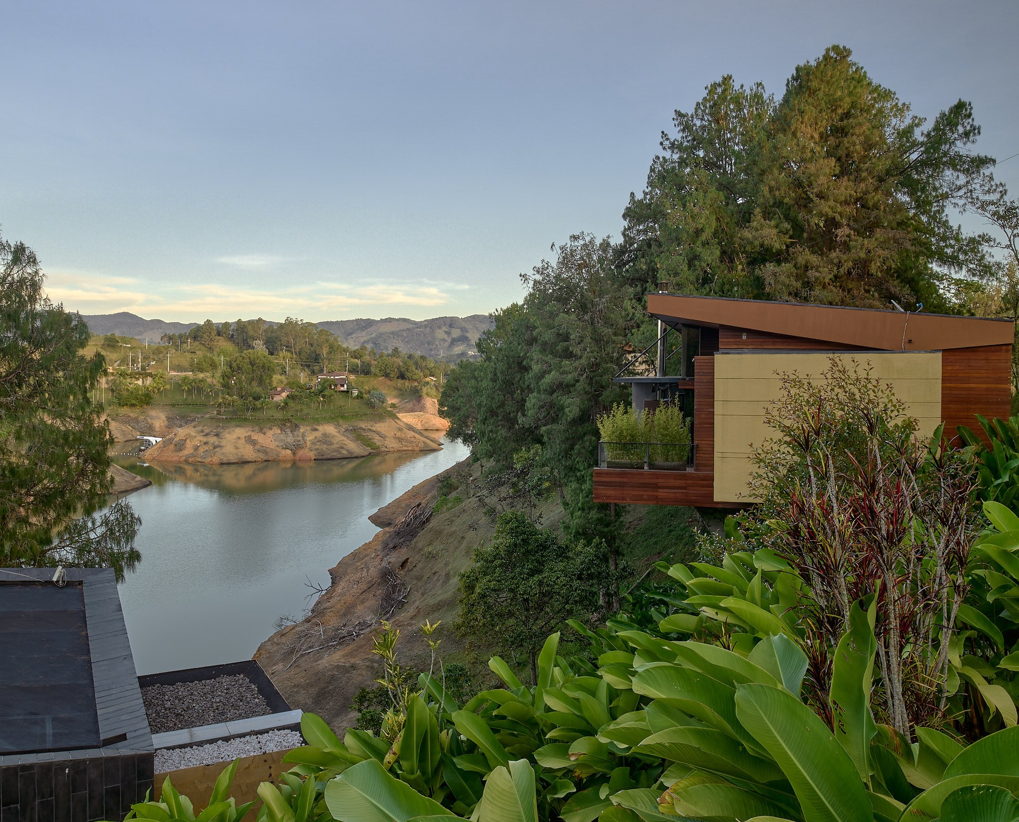 Fotografía arquitectura e interiorismo Cabañas Luxé, Represa El Peñol en el municipio de Guatapé, Antioquia. Diseño Vicaría Arquitectura