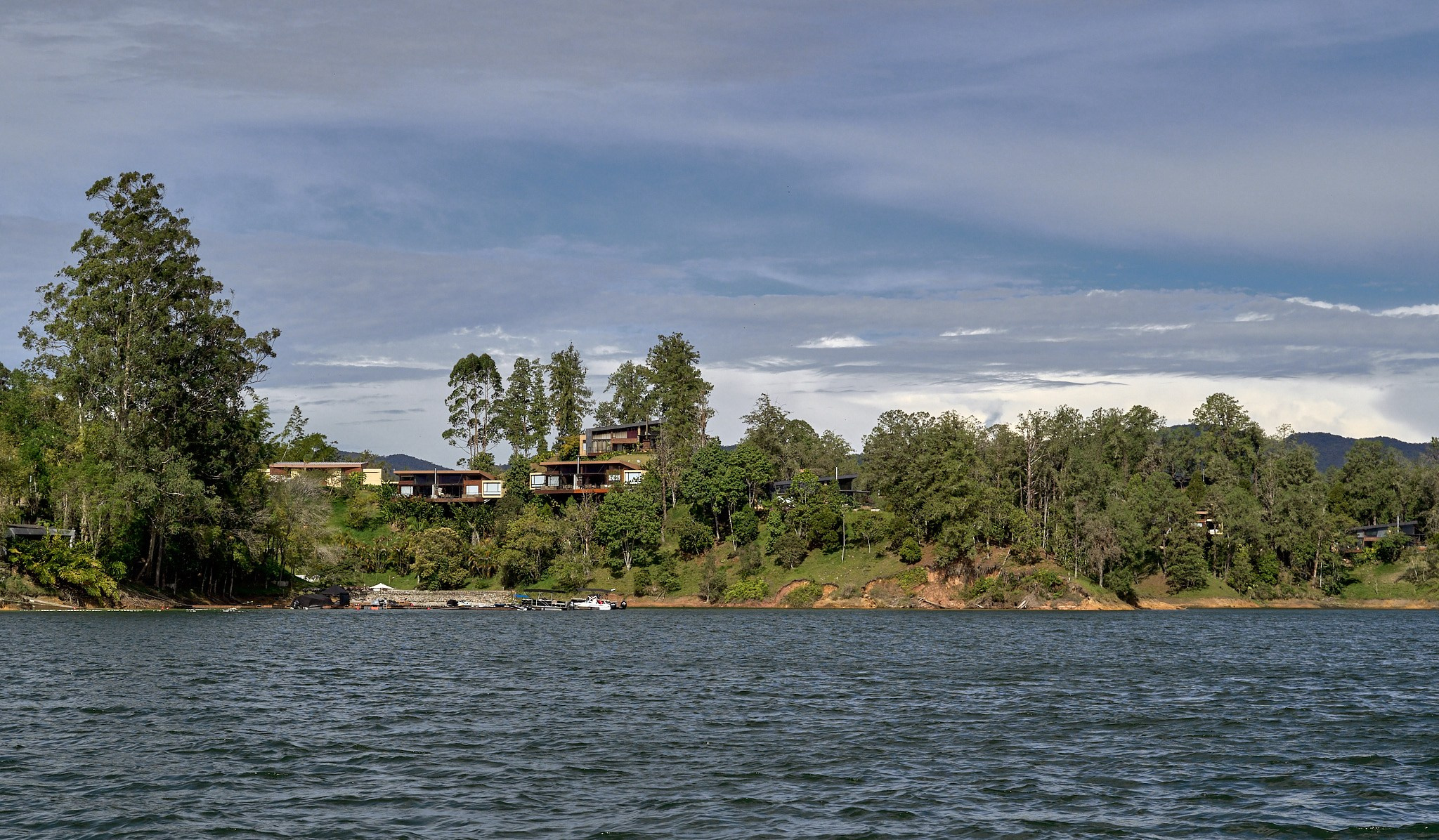 Fotografía arquitectura e interiorismo Vista panorámica Cabañas Luxé, Represa El Peñol en el municipio de Guatapé, Antioquia. Diseño Vicaría Arquitectura
