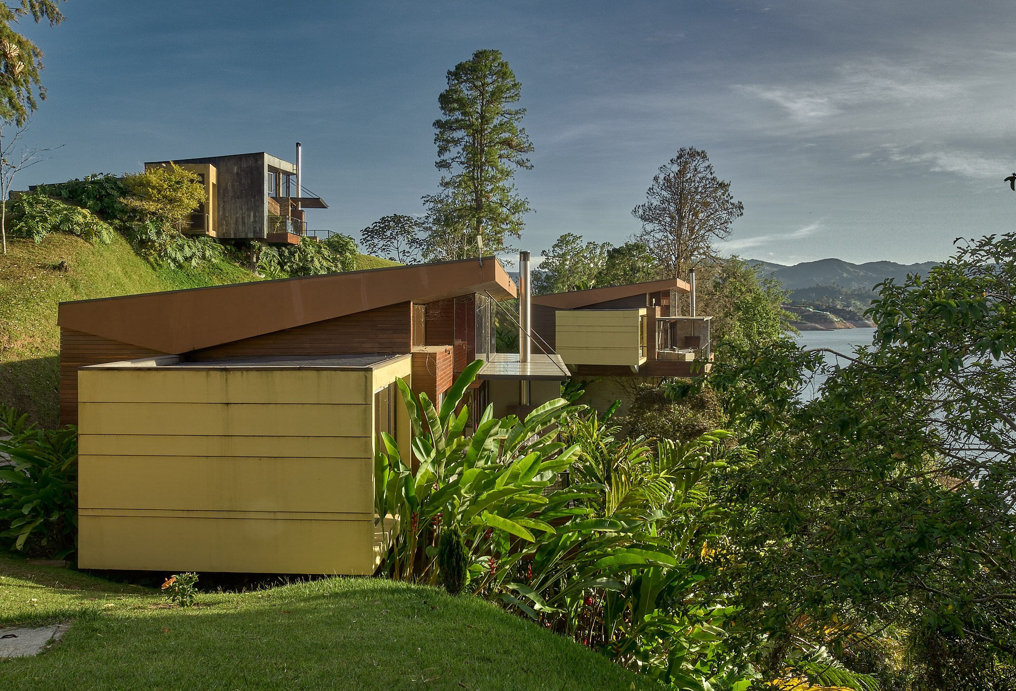 Fotografía arquitectura e interiorismo Cabañas Luxé, Represa El Peñol en el municipio de Guatapé, Antioquia. Diseño Vicaría Arquitectura