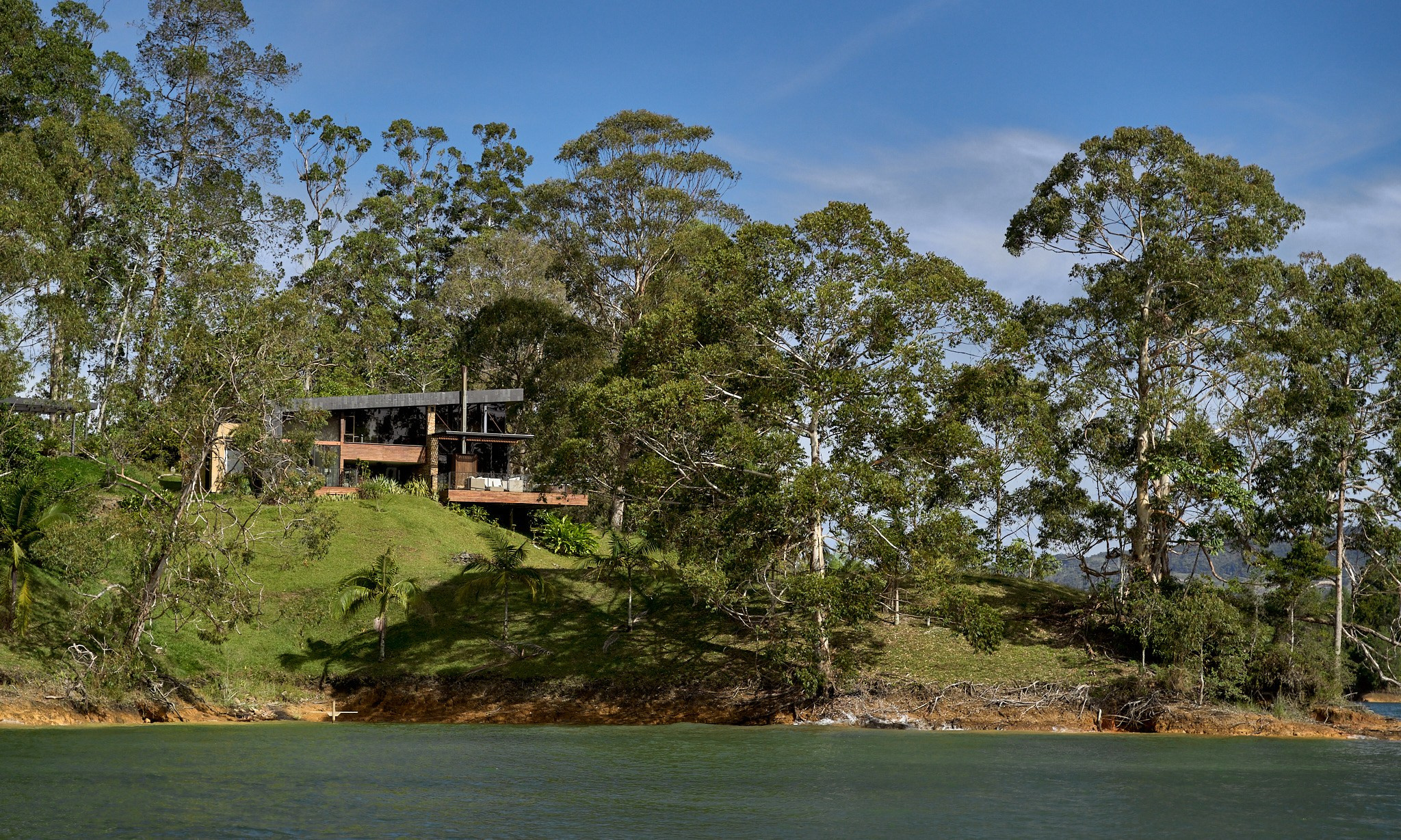Fotografía arquitectura e interiorismo Vista panorámica Cabañas Luxé, Represa El Peñol en el municipio de Guatapé, Antioquia. Diseño Vicaría Arquitectura