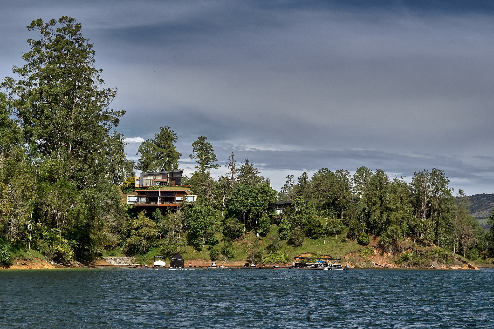 Fotografía arquitectura e interiorismo Vista panorámica Cabañas Luxé, Represa El Peñol en el municipio de Guatapé, Antioquia. Diseño Vicaría Arquitectura
