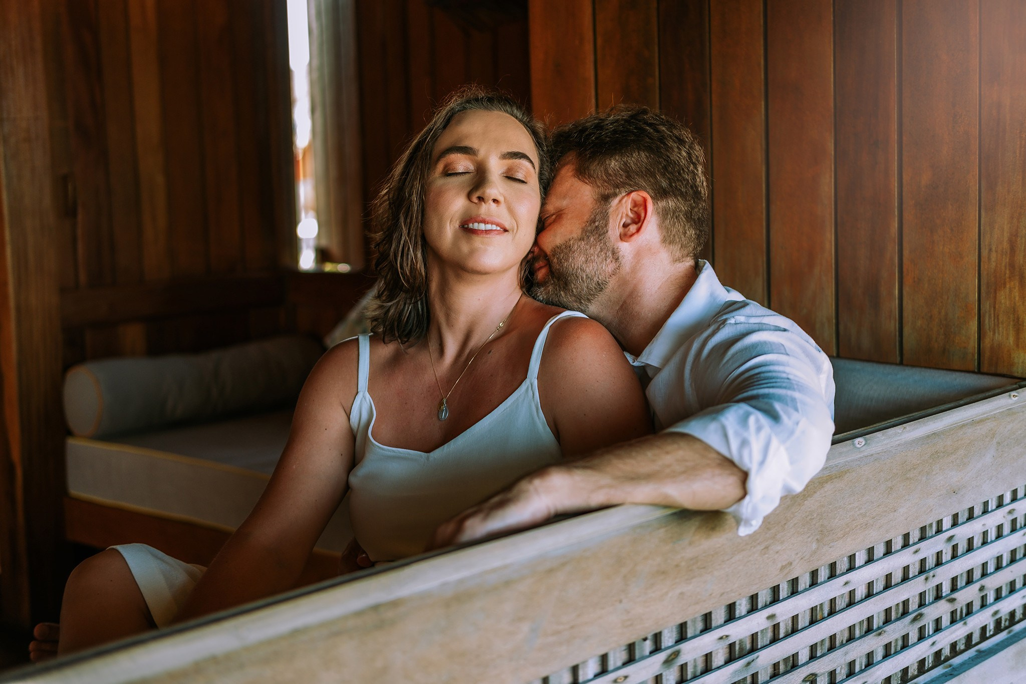 homem beijando pescoço de mulher