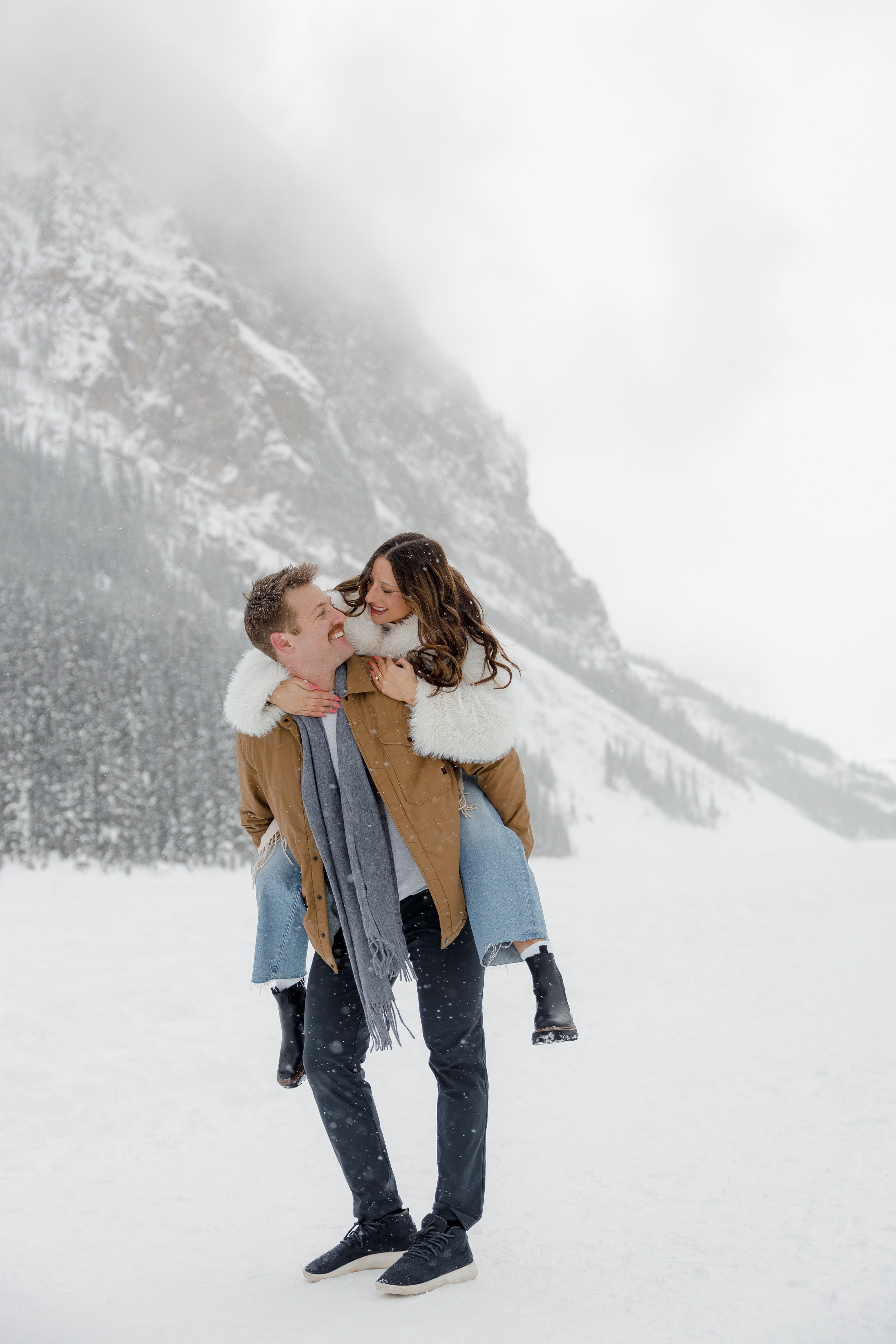 Lake Louise engagement session. Photographer Elvira Hryshchenko