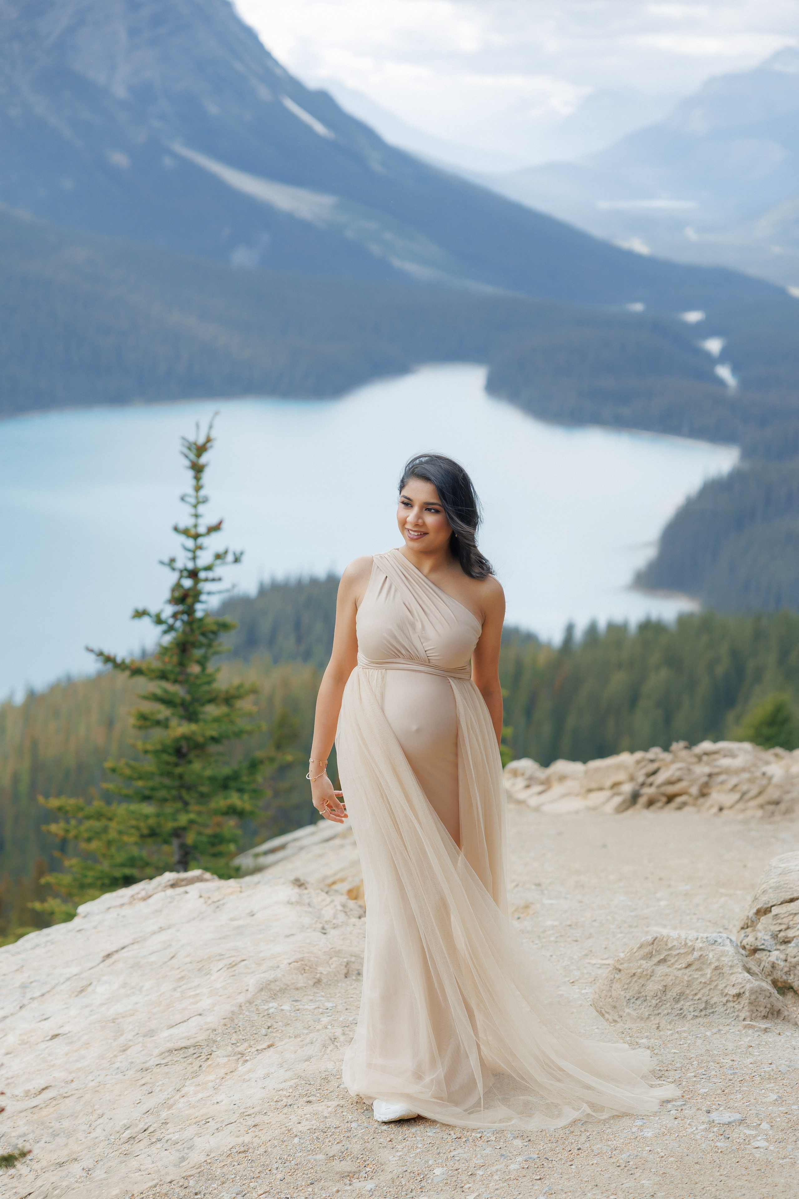 Mountain maternity shoot. Photographer Elvira Hryshchenko