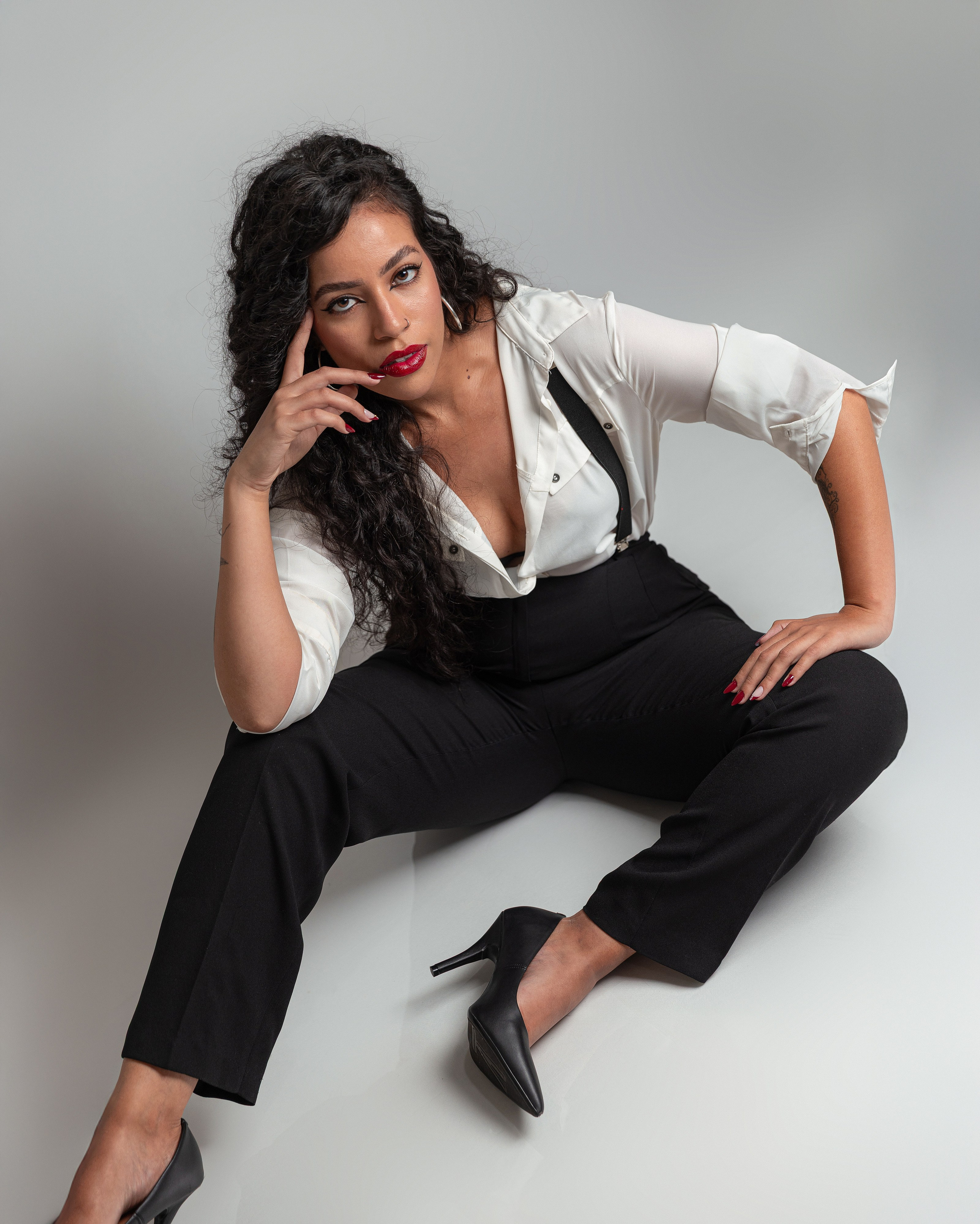 Fotografia pessoal em estúdio em São Paulo para quem deseja se enxergar de uma nova forma. Retratos femininos que valorizam autoestima, personalidade e autenticidade.