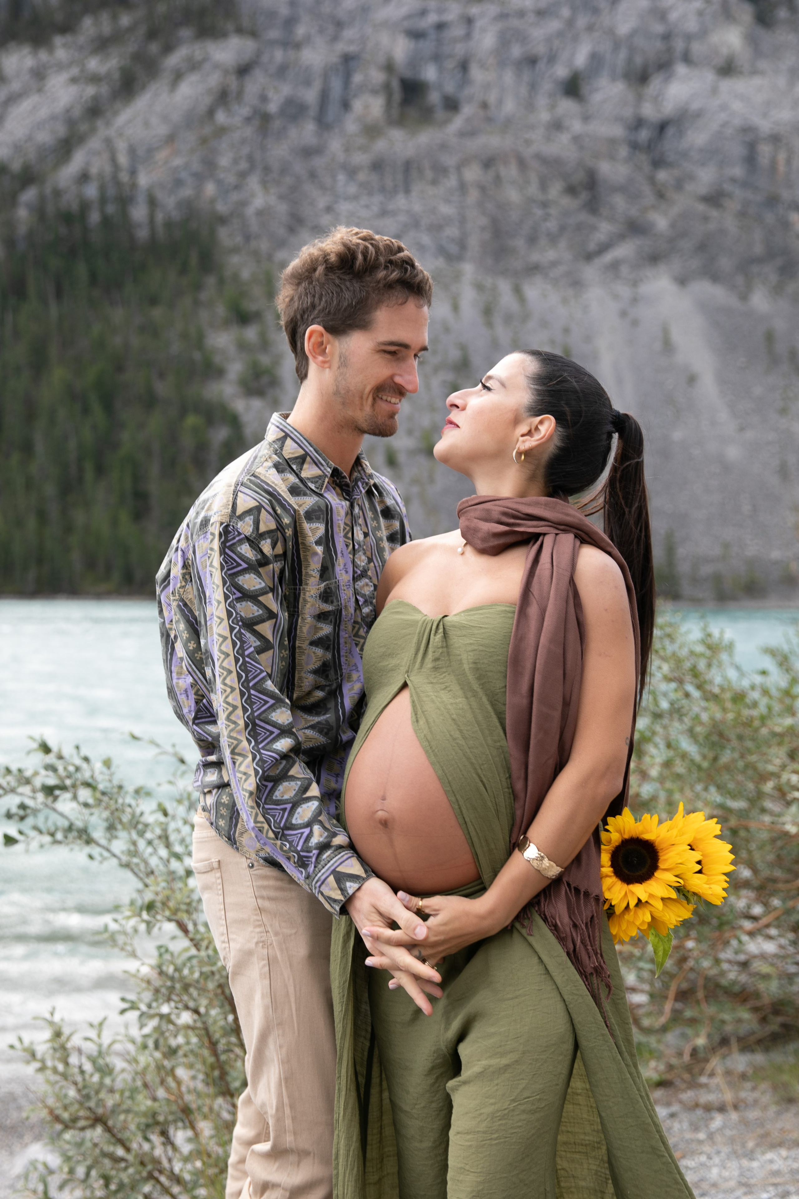 Maternity Photos — Canmore — Daniella. Fotografía accesible en Calgary