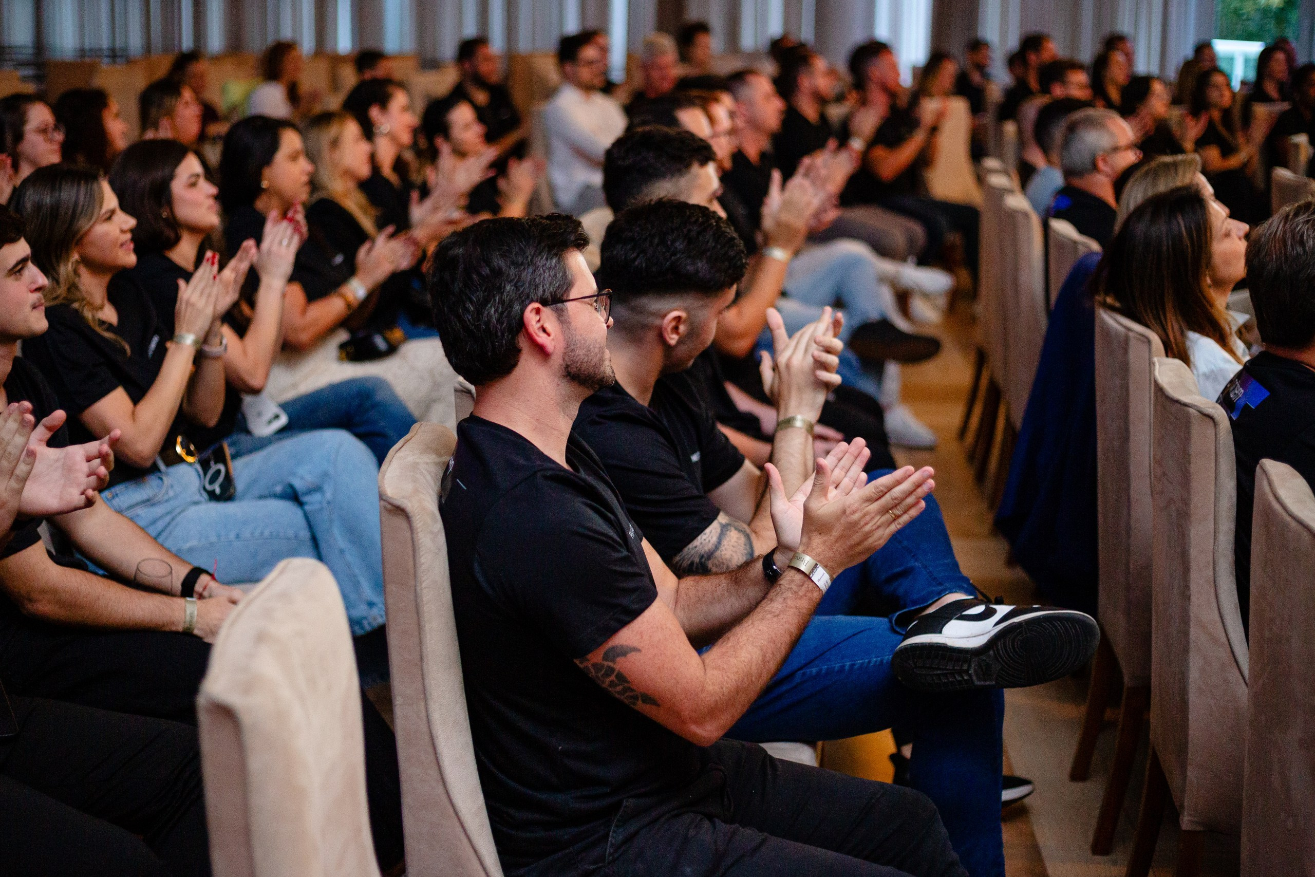 Fotografia de evento corporativo Triveni Day com César Cielo em Itajaí