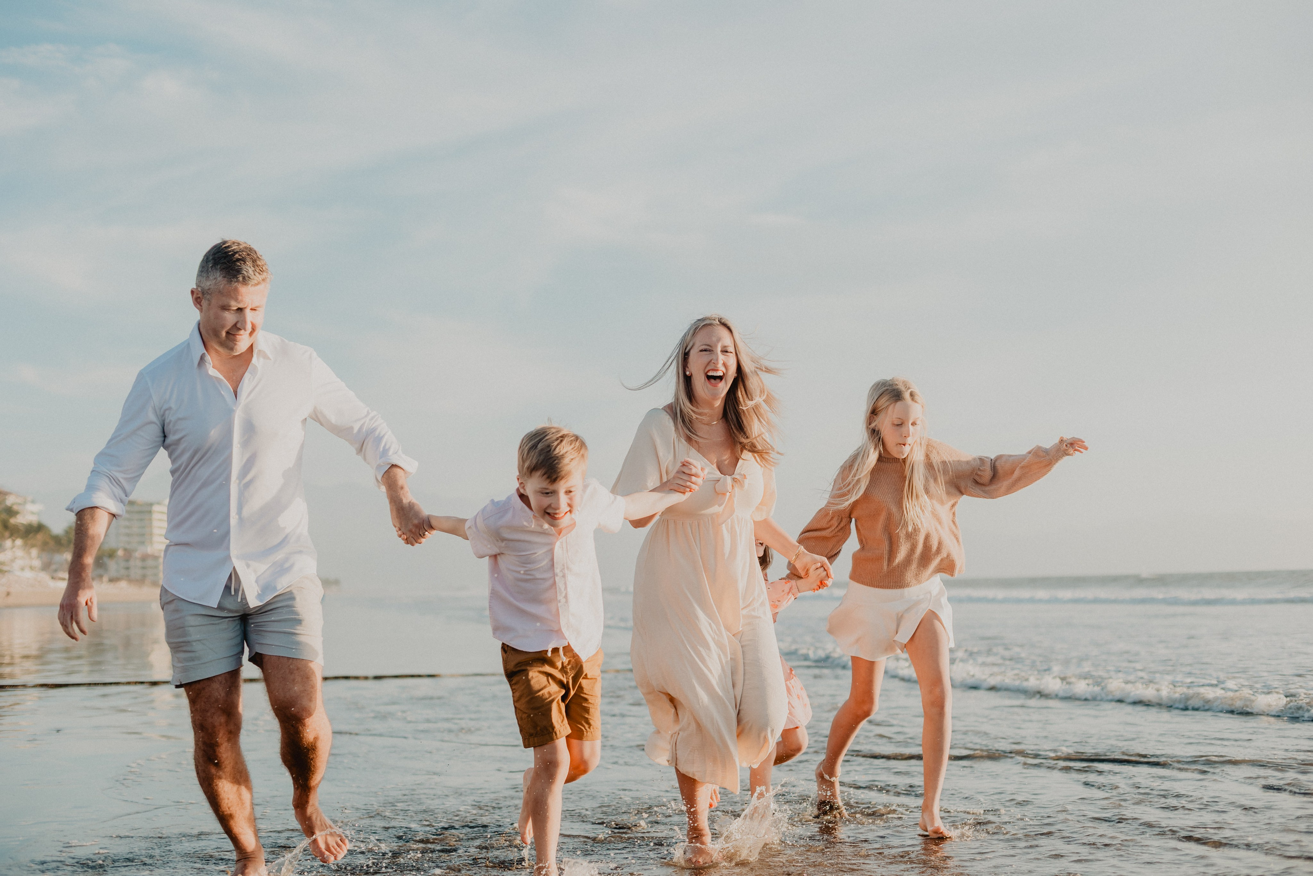 Laughter, Sand, and Sea: A Family Session in Nuevo Vallarta. Fotógrafo de Bodas en Puerto Vallarta y Riviera Nayarit | VL photo & film